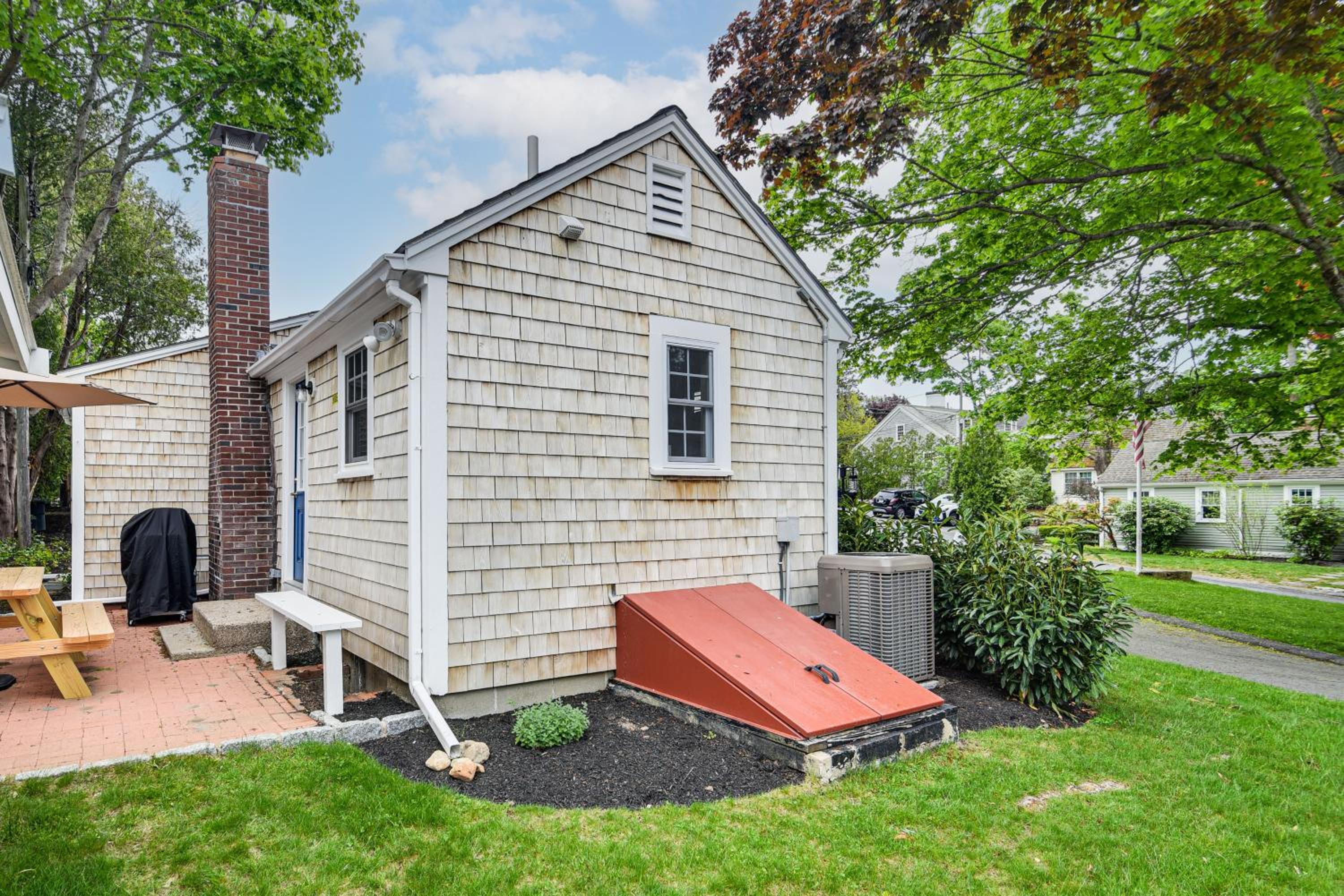 Walk to Shops and Dining Cozy Osterville Cottage