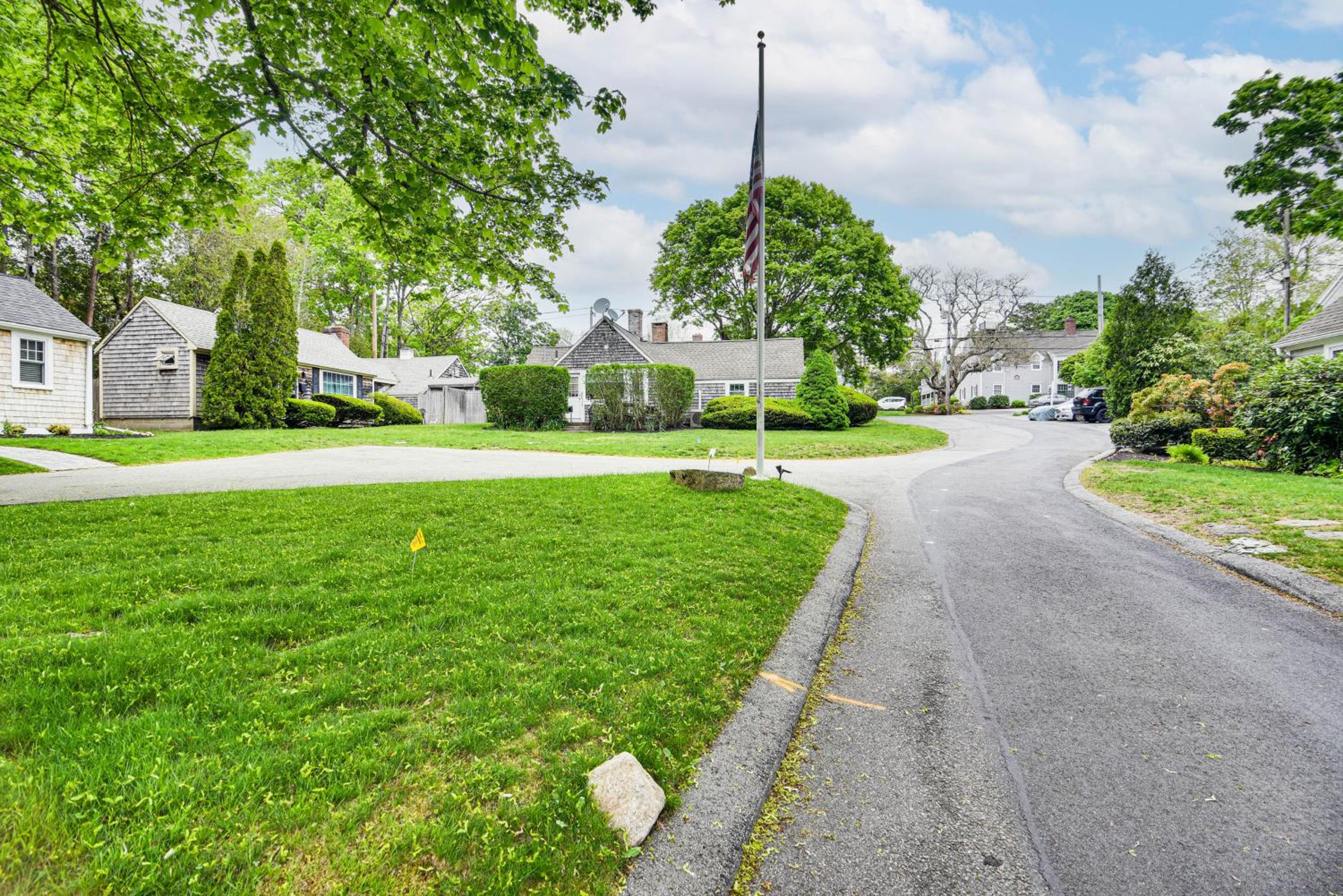 Walk to Shops and Dining Cozy Osterville Cottage