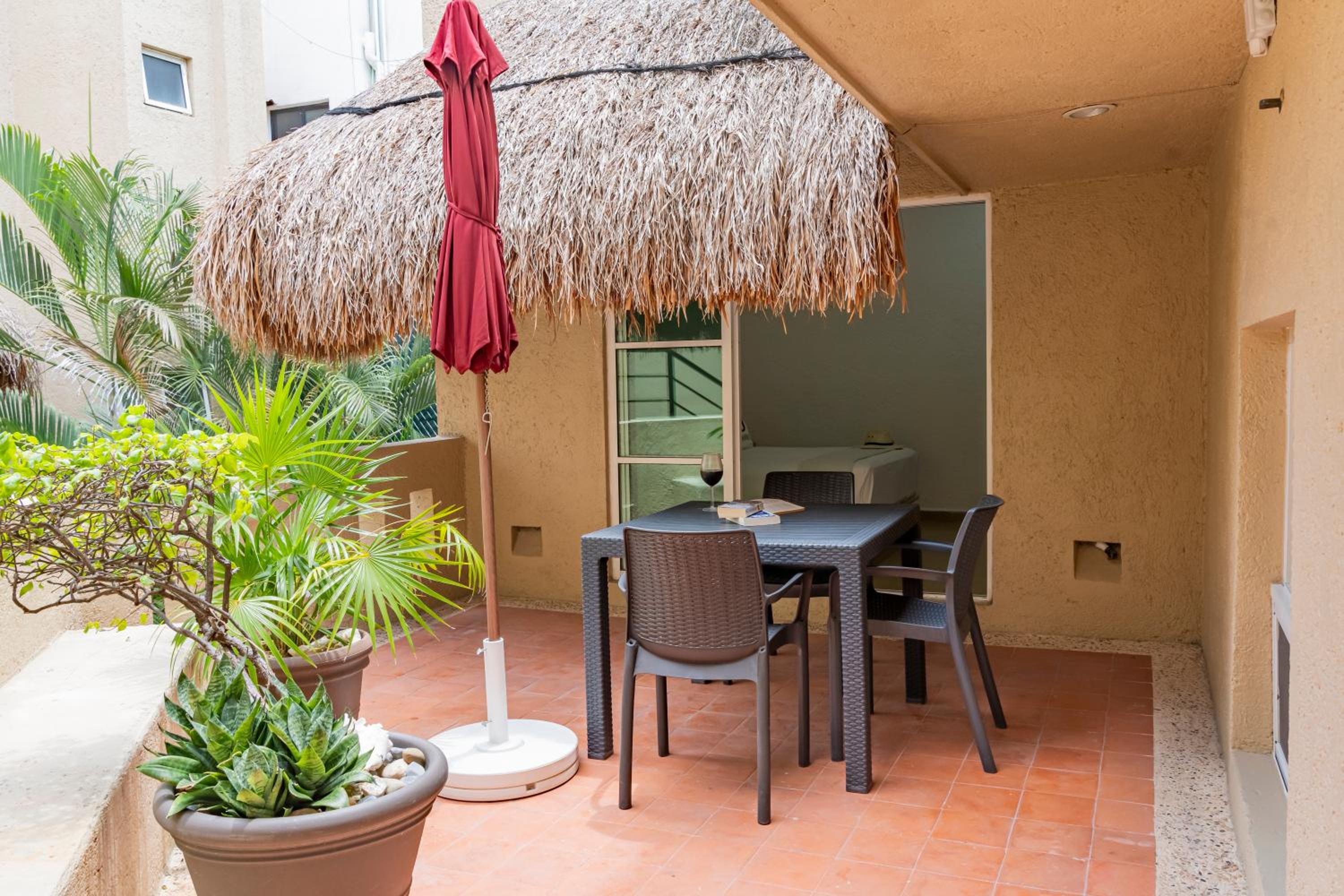 Amazing Complex Near 5th Avenue by Andiani Travel