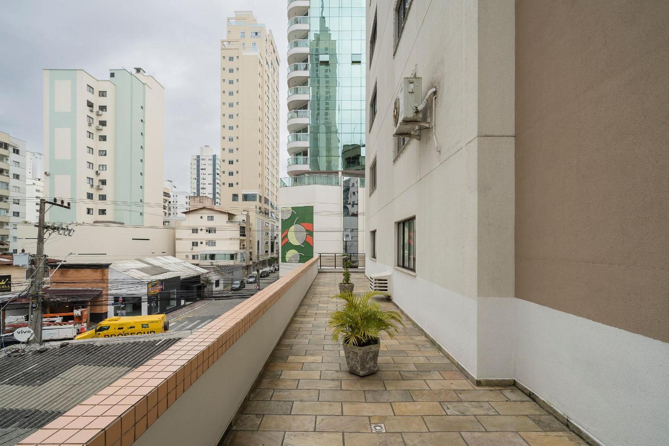 Apartment w balcony 250m from Praia Central ERJ101