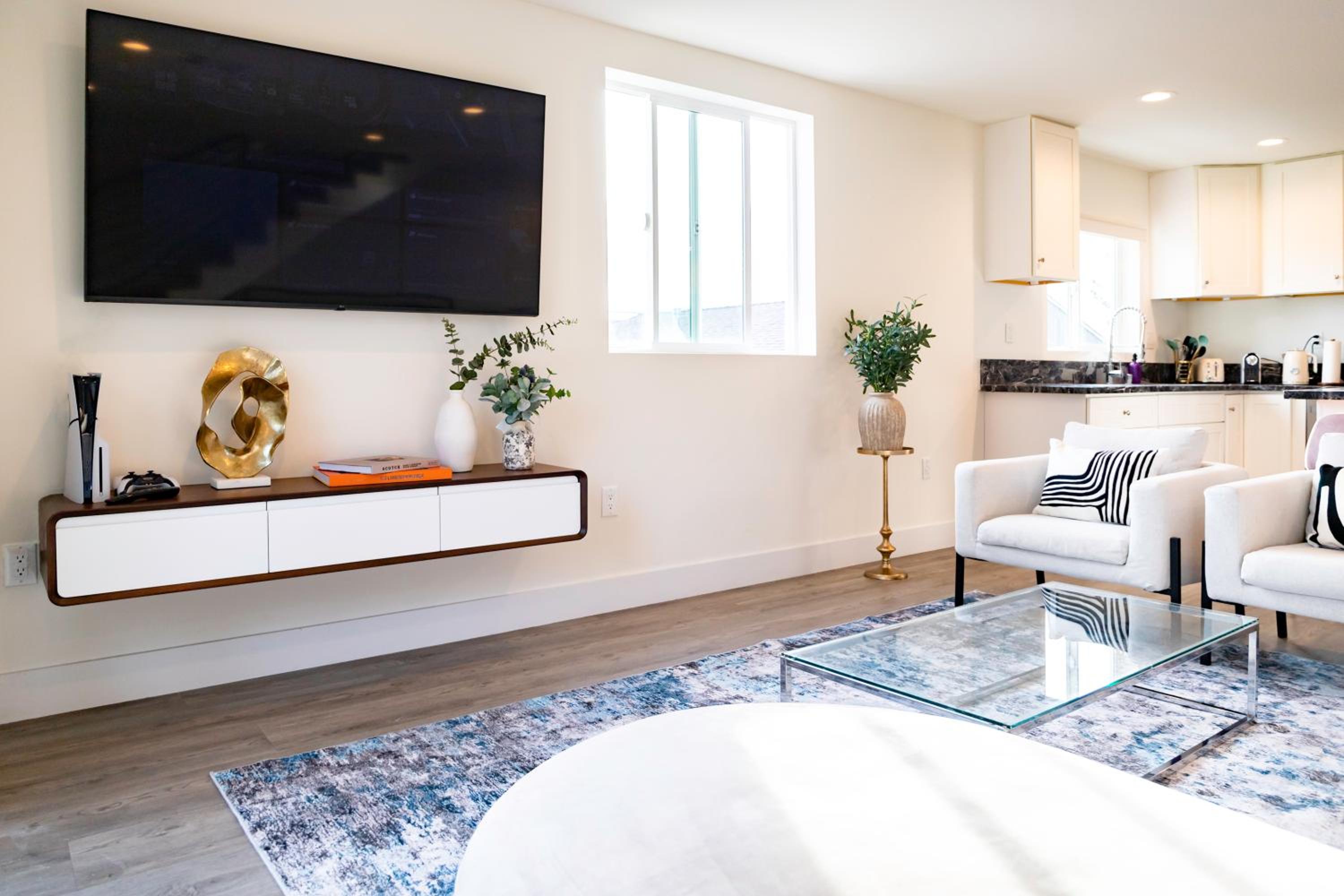 Modern 5-bedroom House FREE parking