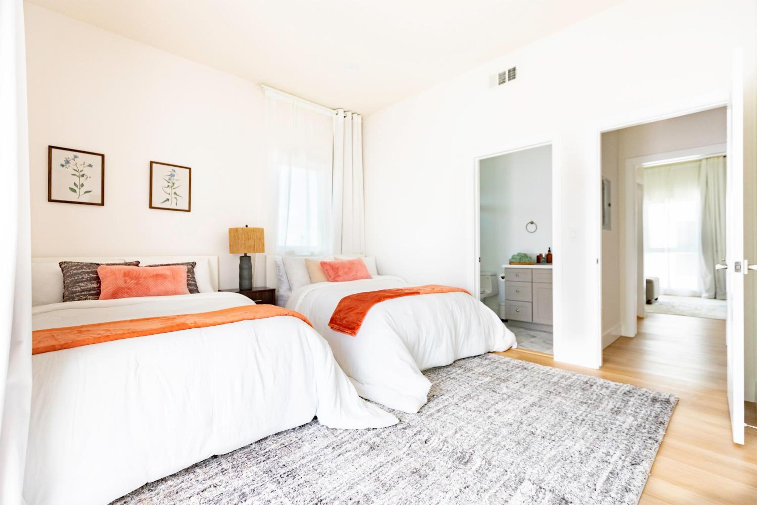 Modern 5-bedroom House FREE parking