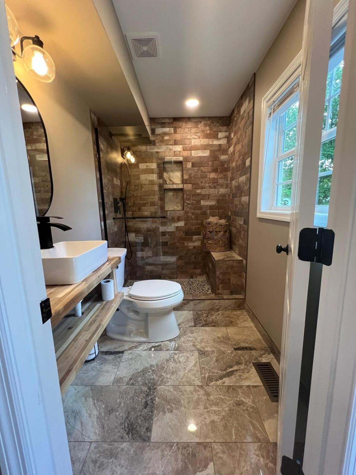 Charming Renovated Home Near Fayetteville, Rustic Retreat for Families