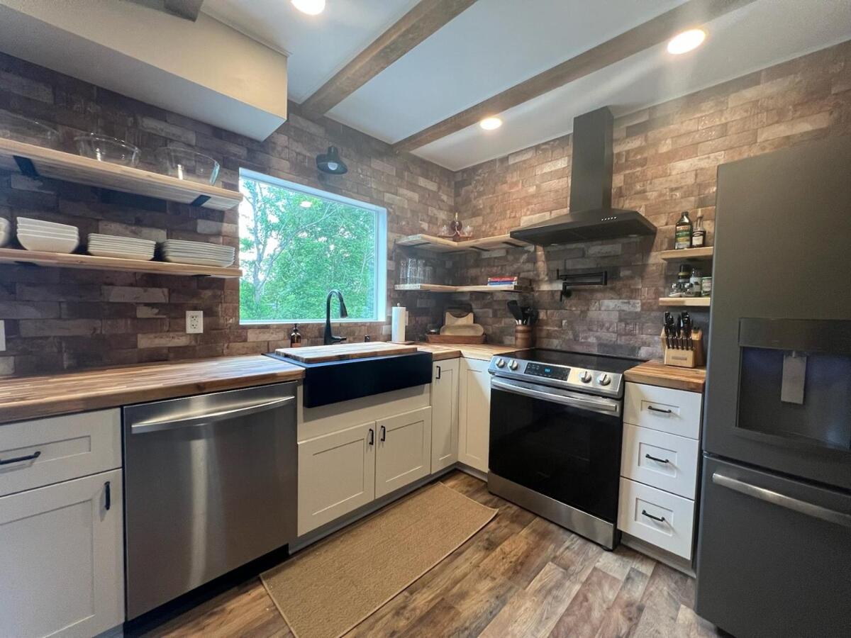 Charming Renovated Home Near Fayetteville, Rustic Retreat for Families
