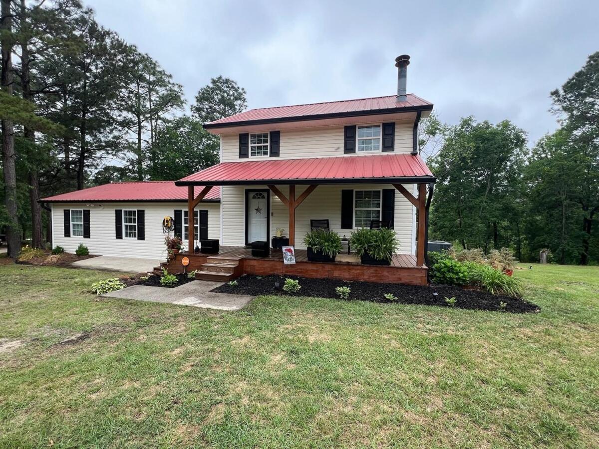 Charming Renovated Home Near Fayetteville, Rustic Retreat for Families