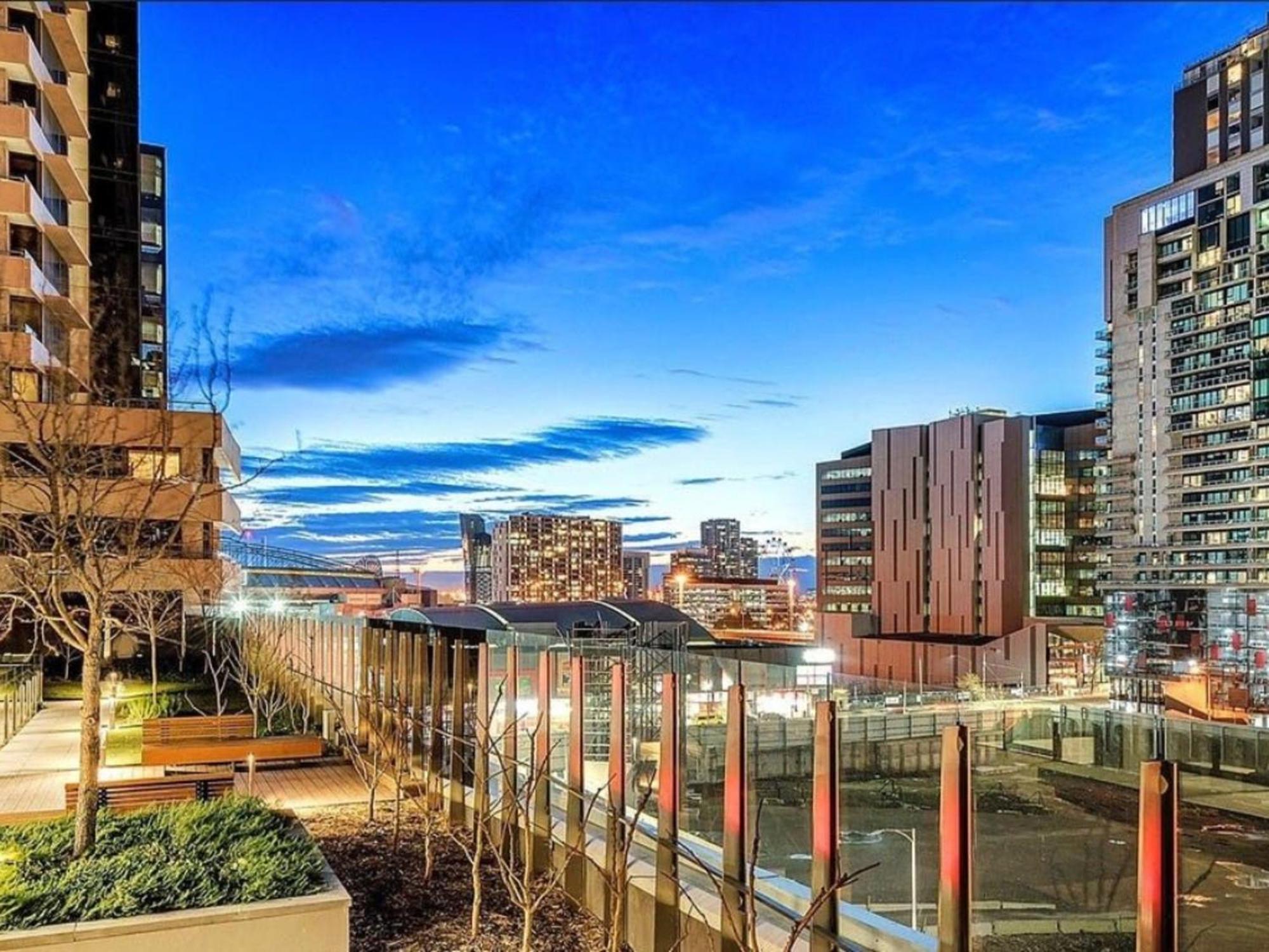Melbourne CBD 2Bed with Gym, Sauna & Pool Access