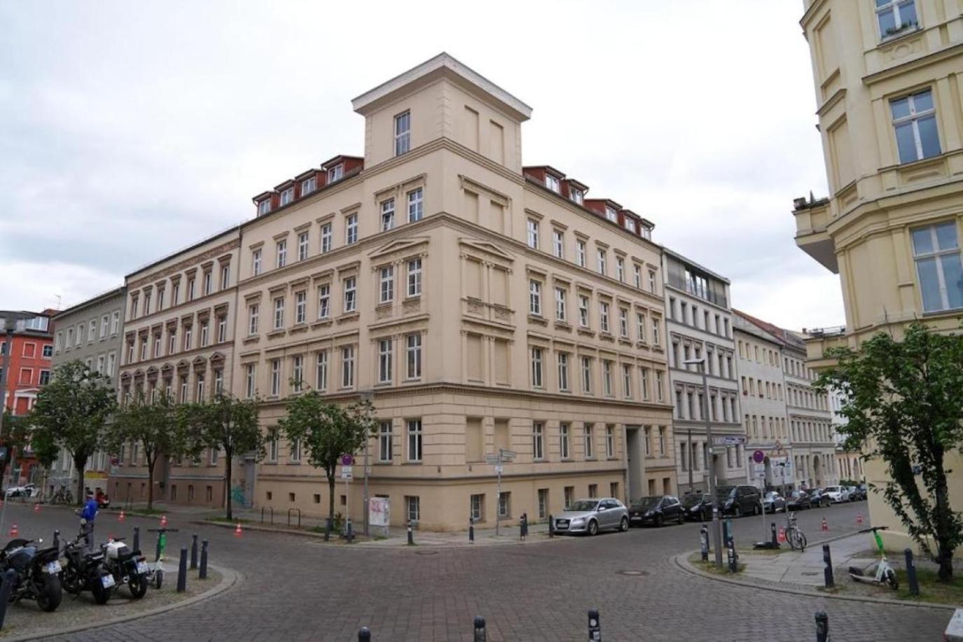 Urban Base Apartment for 9 in Berlin Mitte