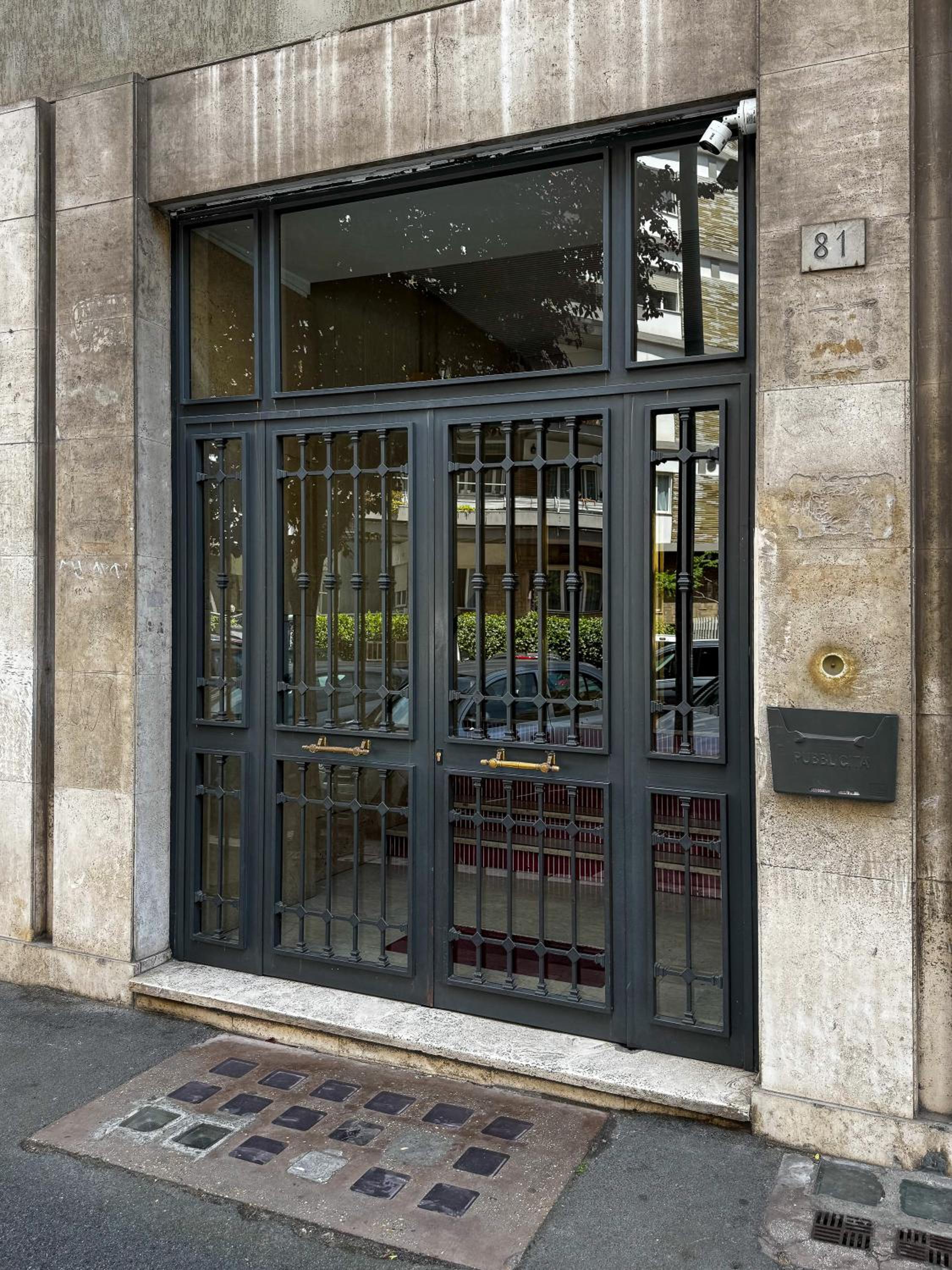 Vatican Shabby apartment double bedrooms