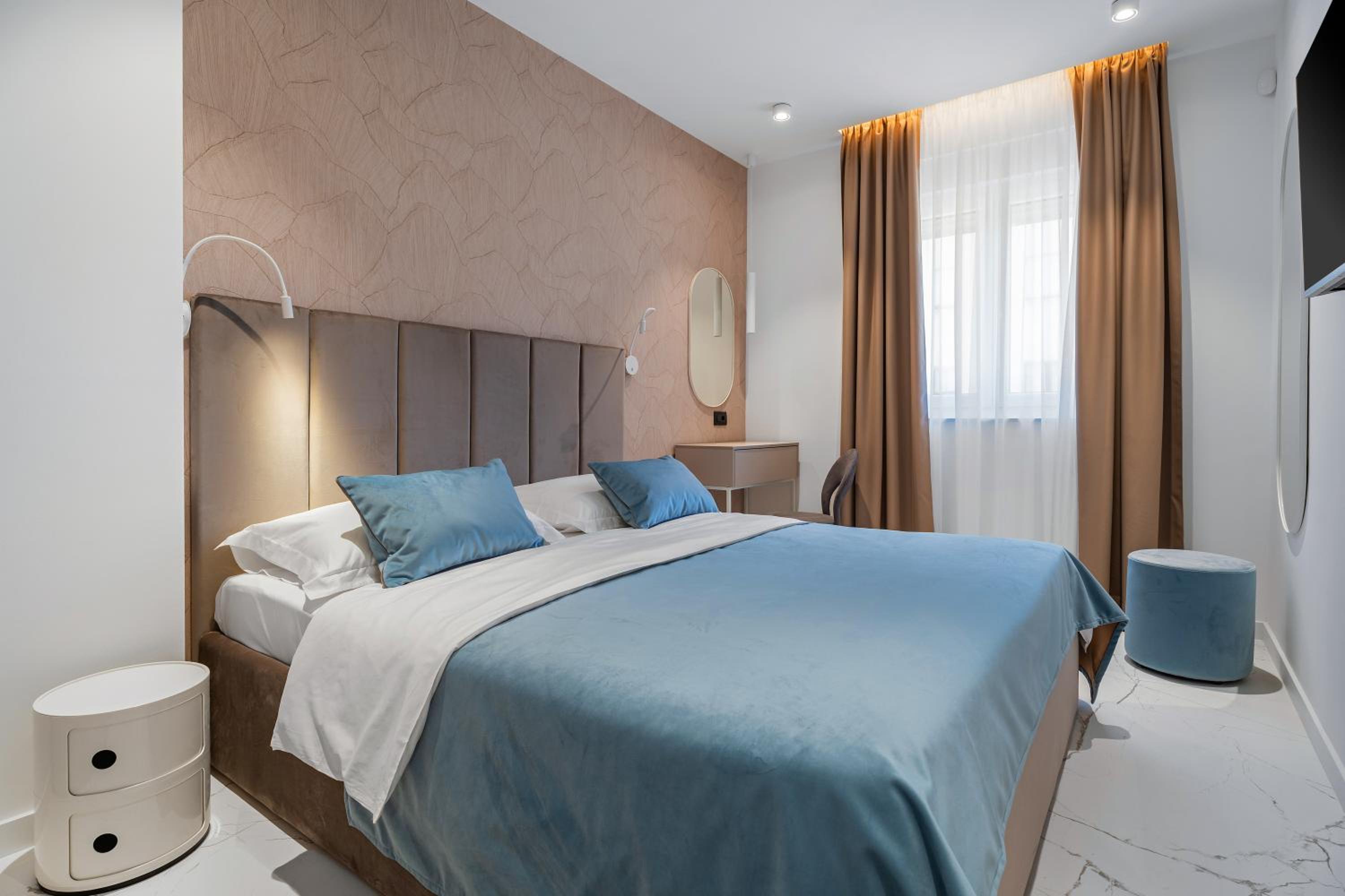 Luxury Apartment & Rooms 