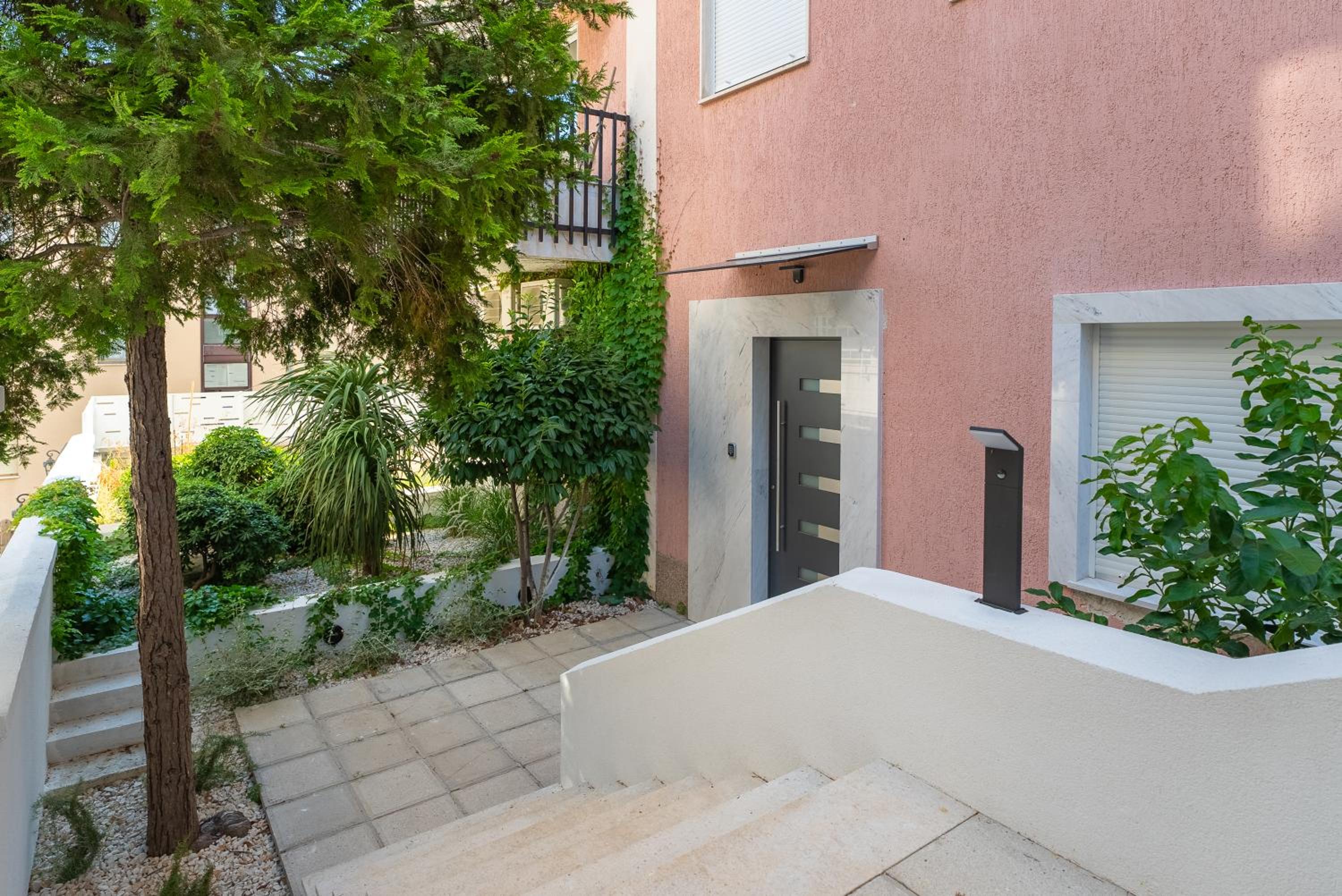 Luxury Apartment & Rooms 