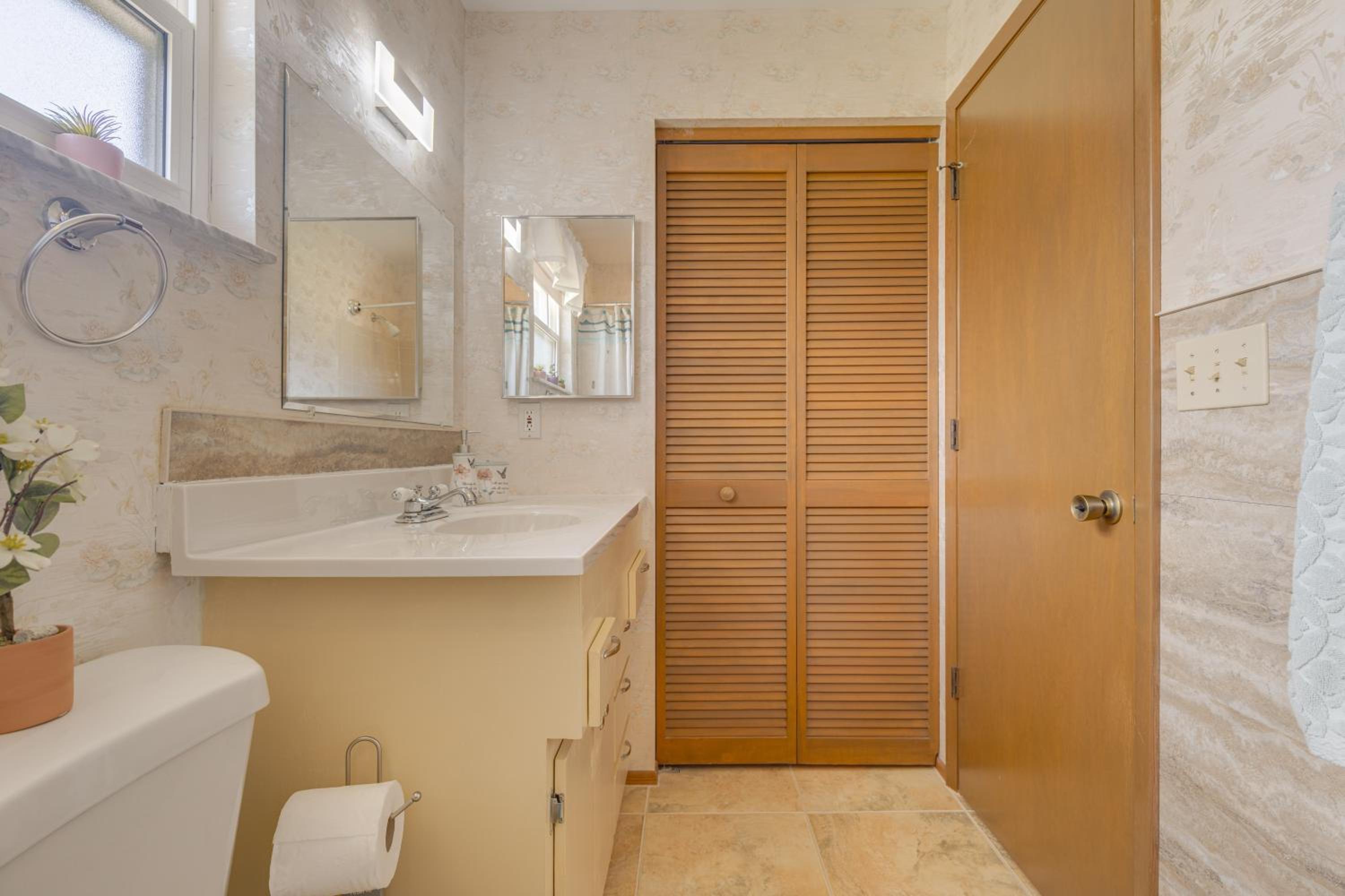 King size bed, private bathroom, flat TV