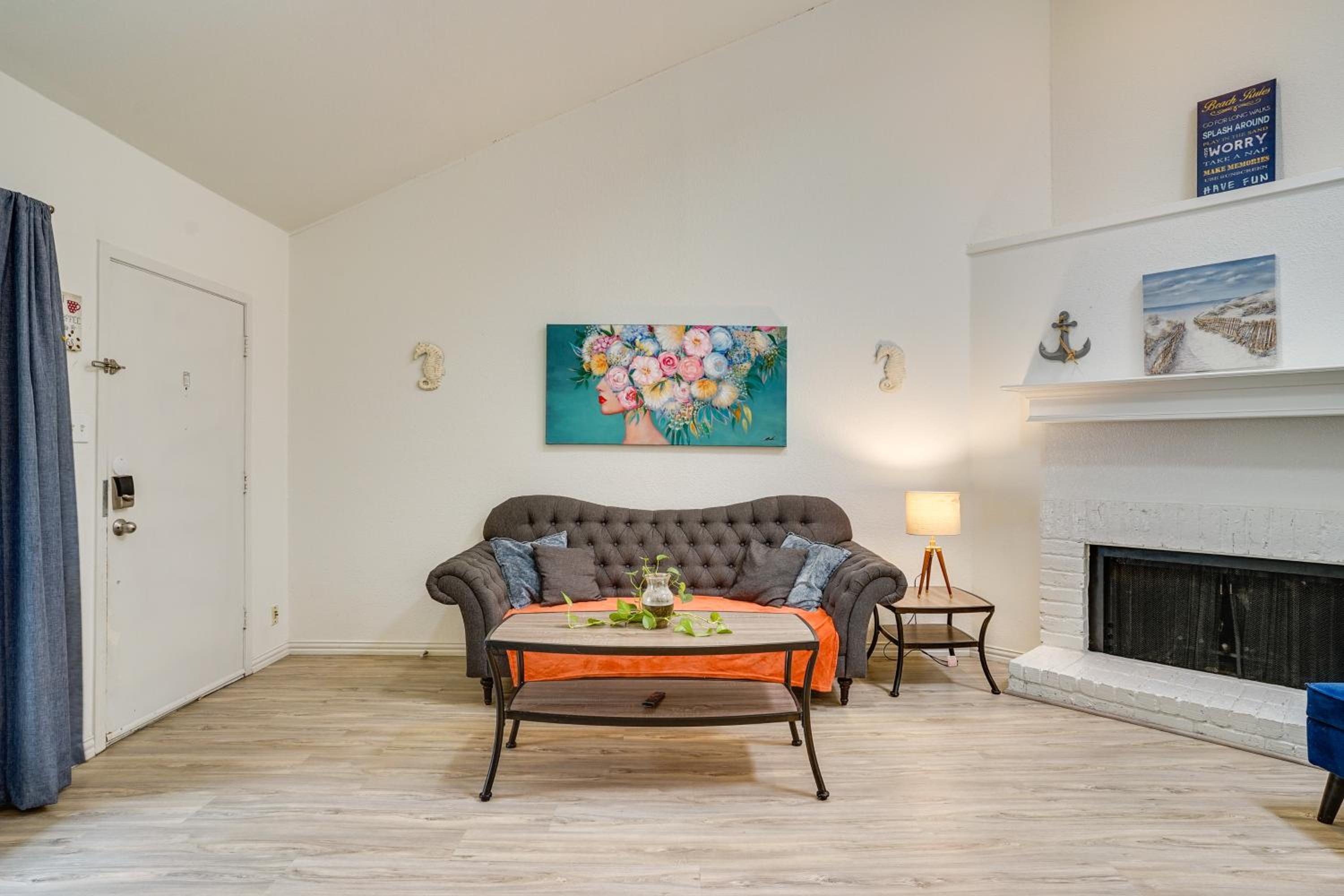 Unwind Fireside Condo 2 Mi to White Rock Lake!