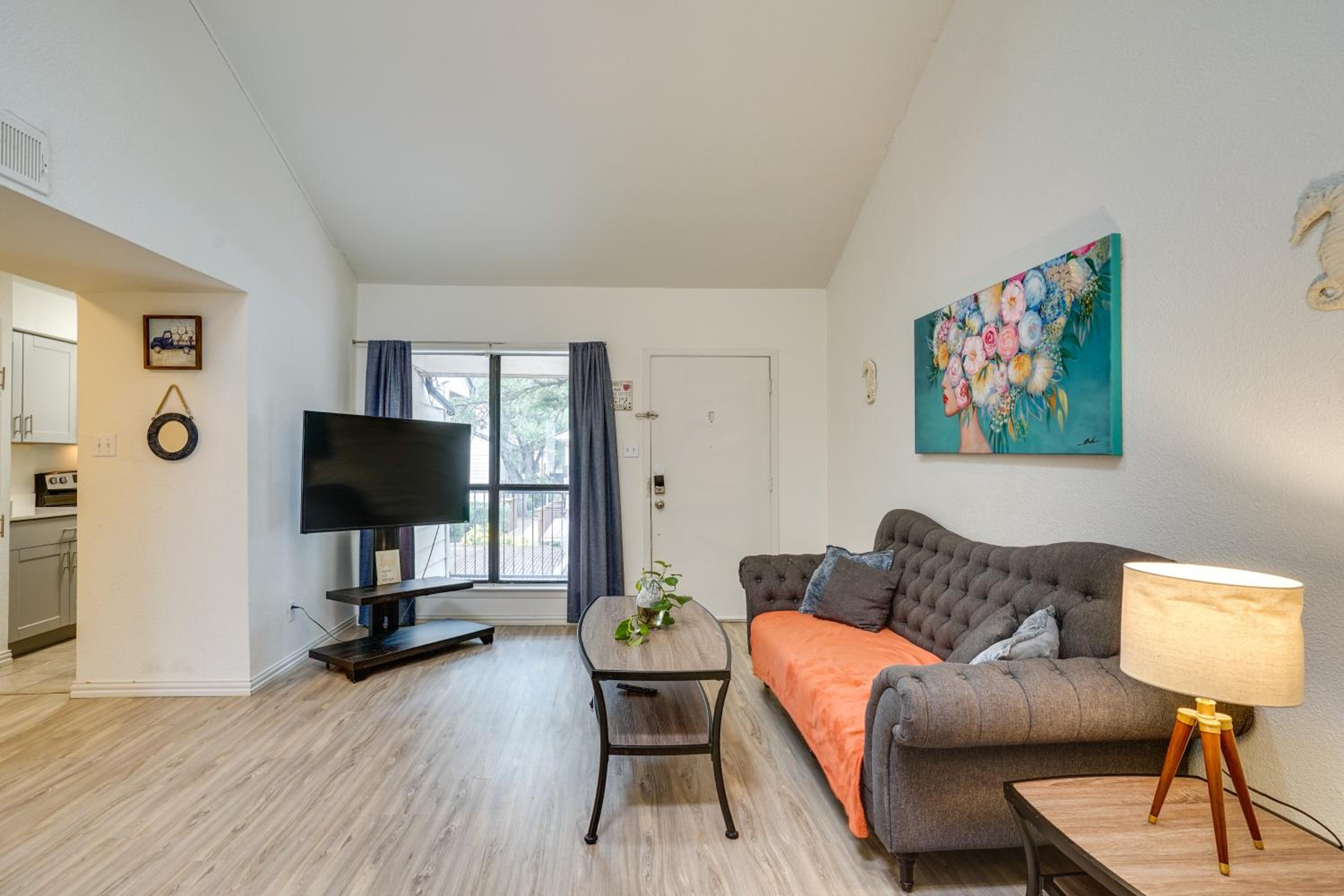Unwind Fireside Condo 2 Mi to White Rock Lake!