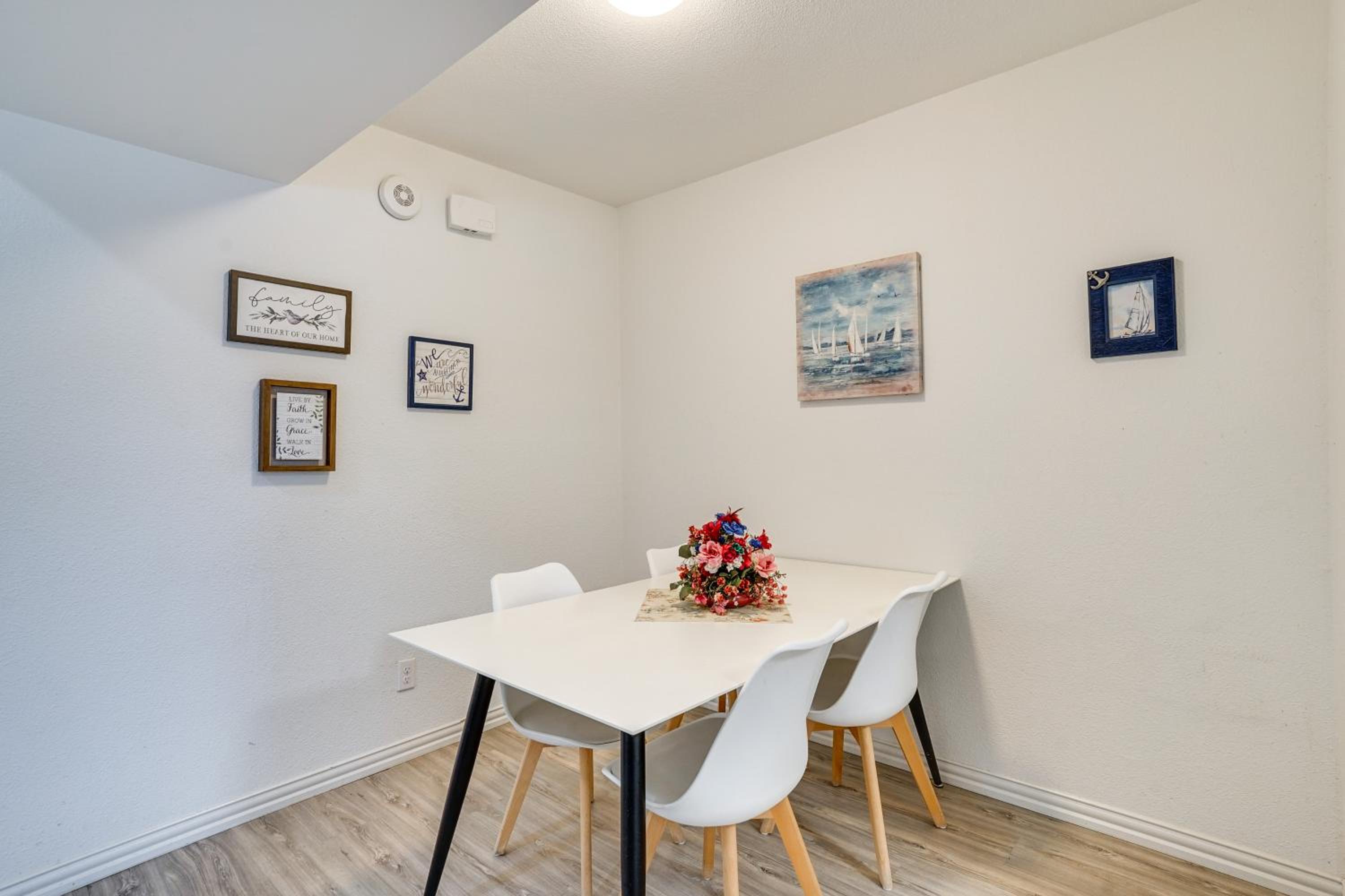 Unwind Fireside Condo 2 Mi to White Rock Lake!