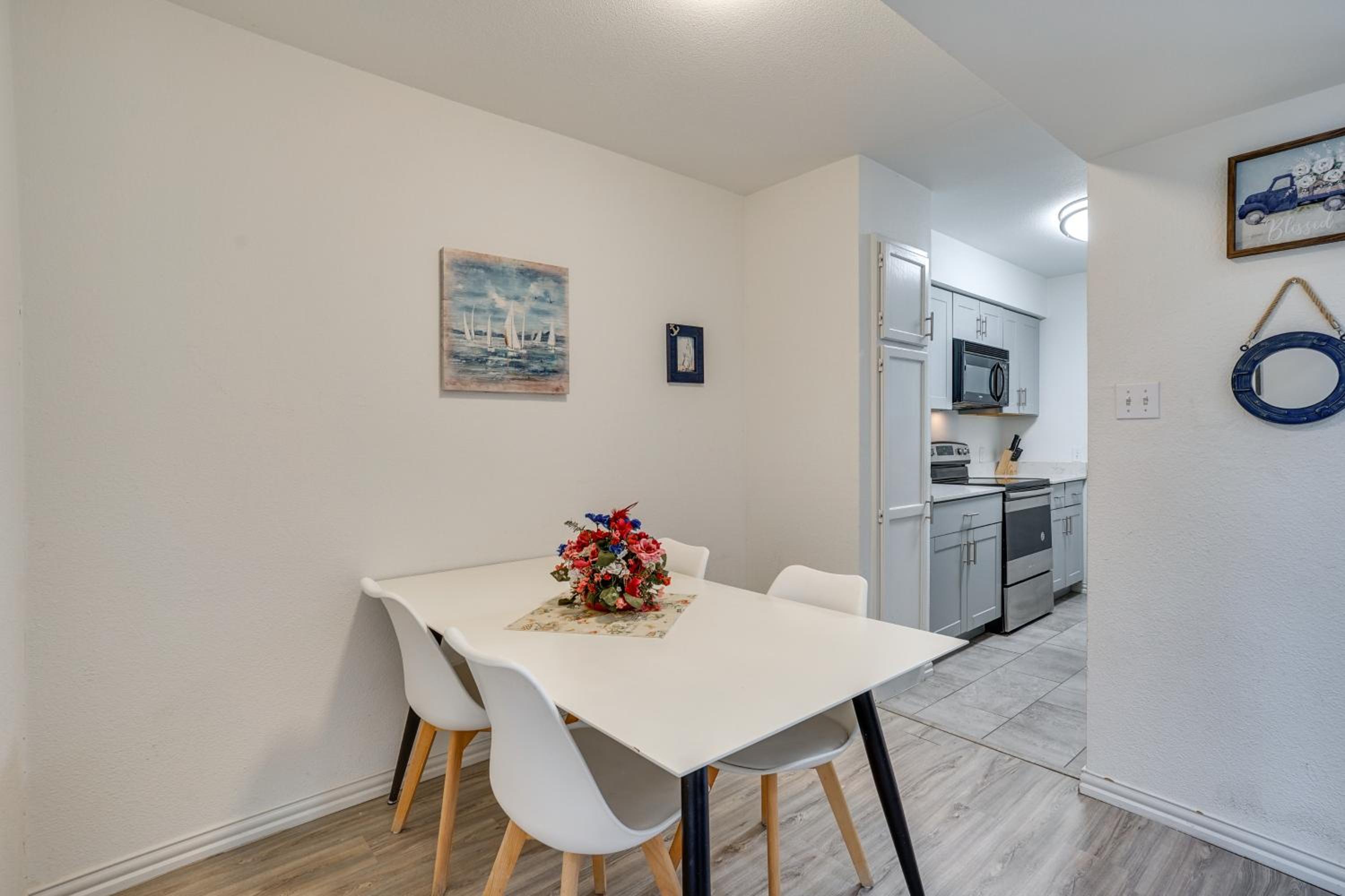 Unwind Fireside Condo 2 Mi to White Rock Lake!