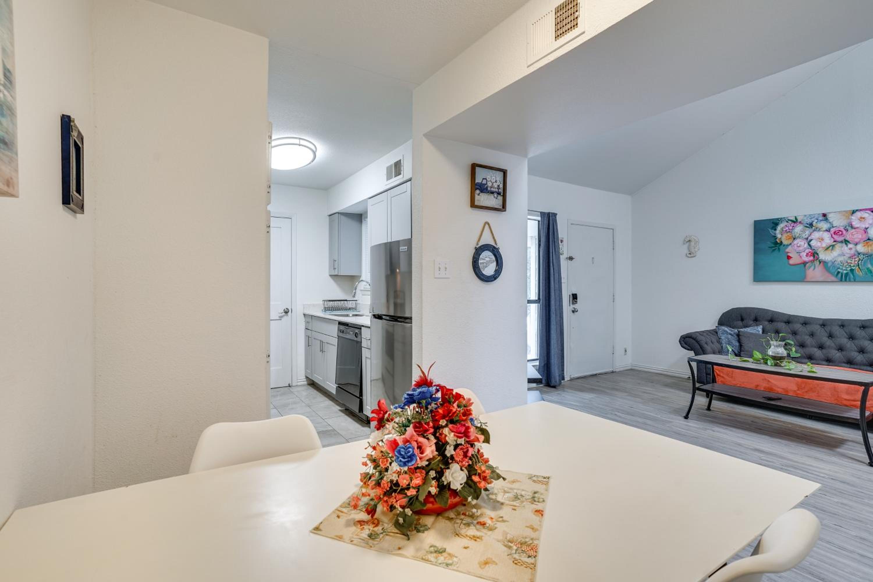 Unwind Fireside Condo 2 Mi to White Rock Lake!