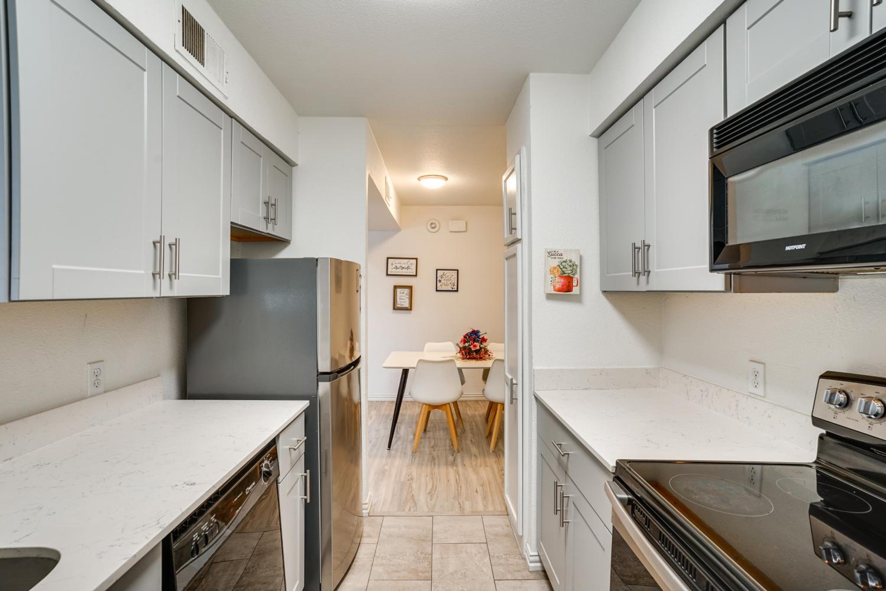 Unwind Fireside Condo 2 Mi to White Rock Lake!