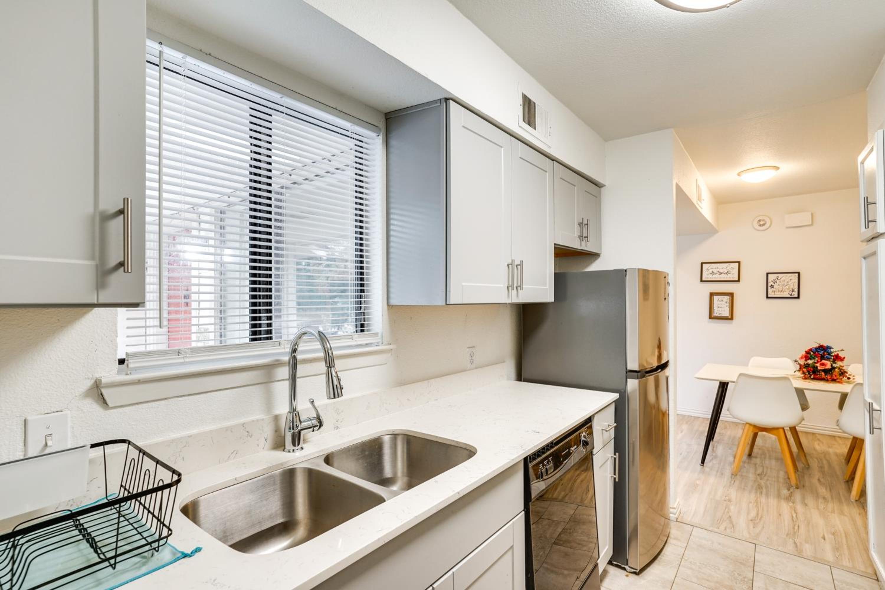 Unwind Fireside Condo 2 Mi to White Rock Lake!