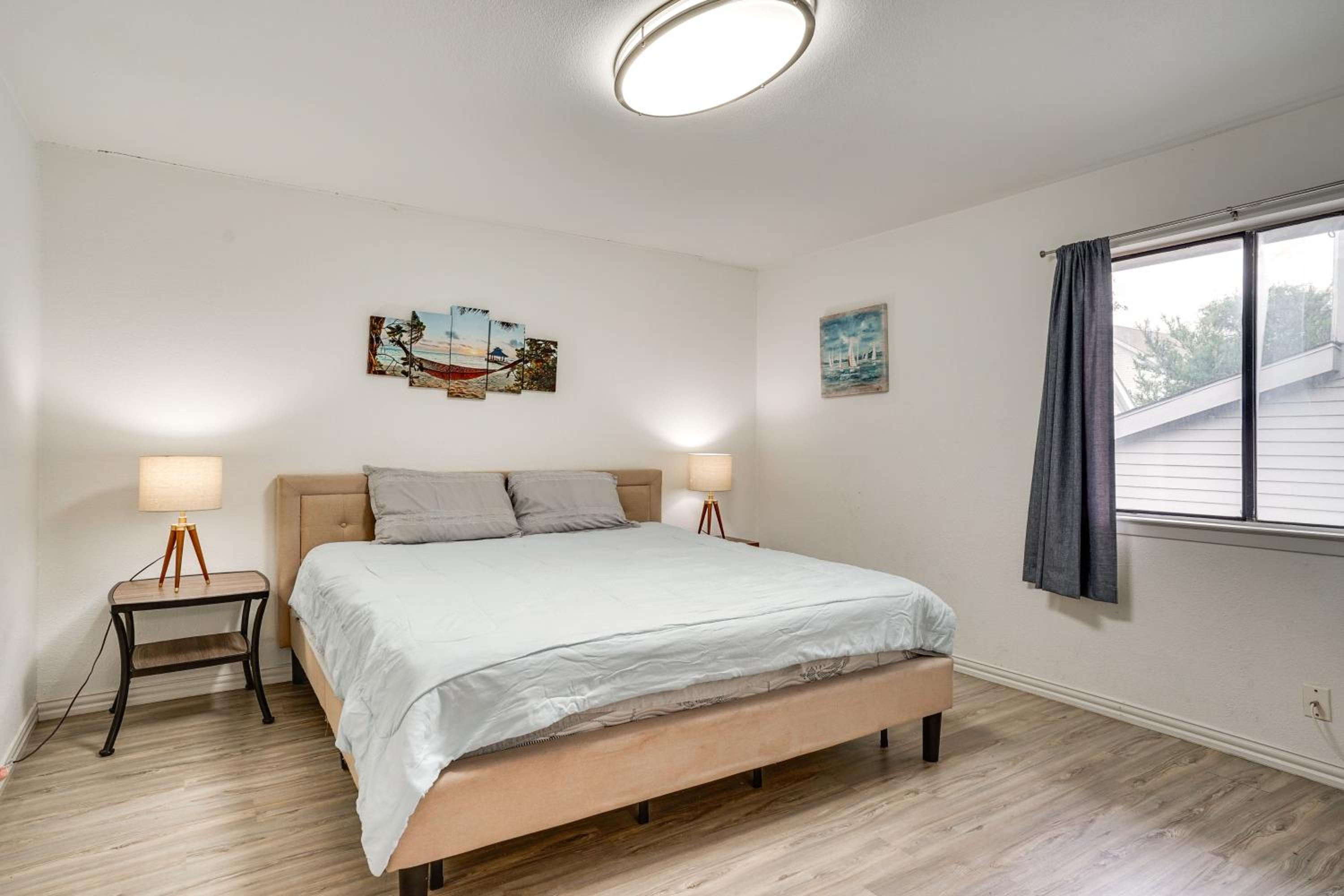 Unwind Fireside Condo 2 Mi to White Rock Lake!