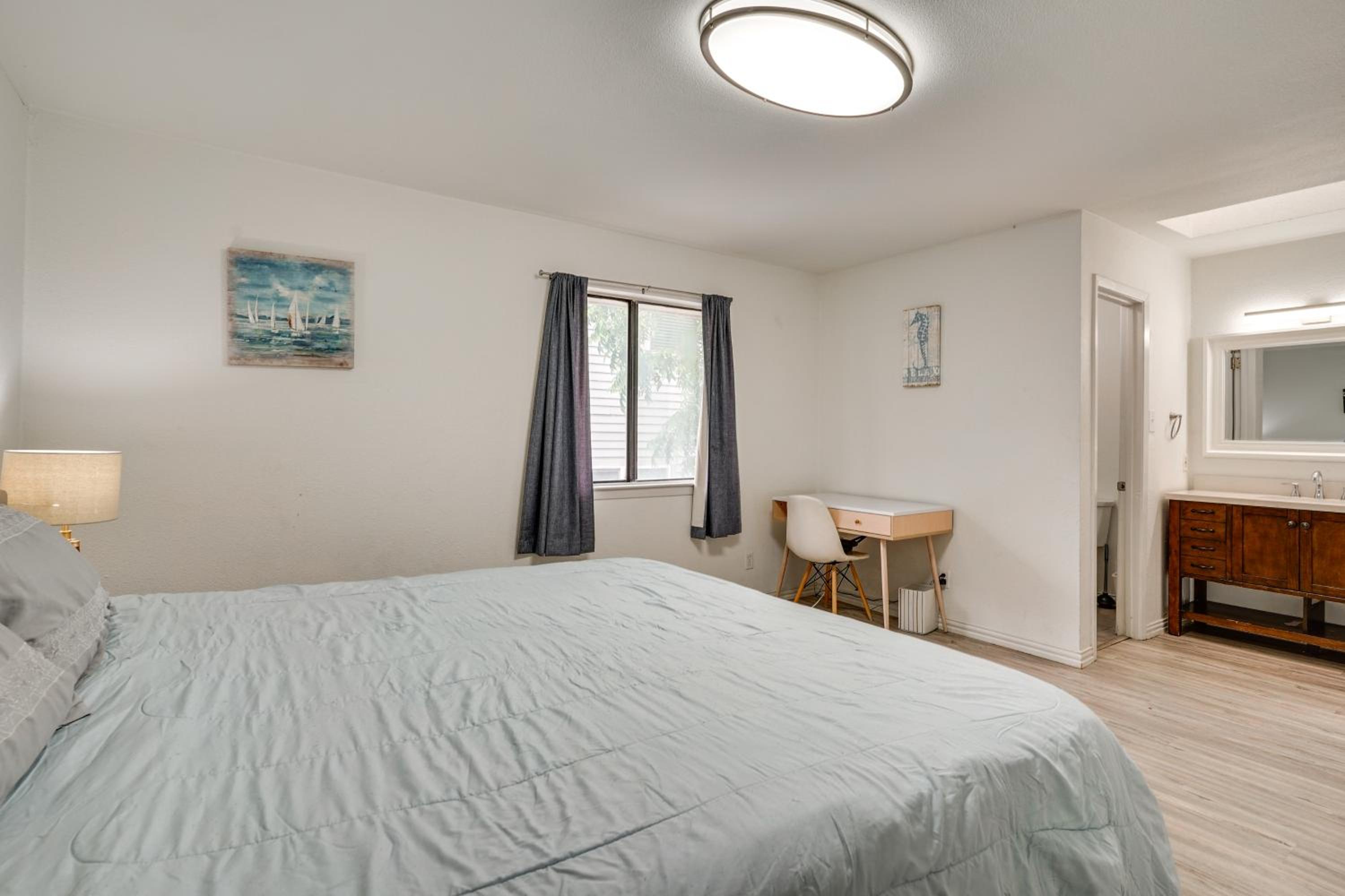 Unwind Fireside Condo 2 Mi to White Rock Lake!