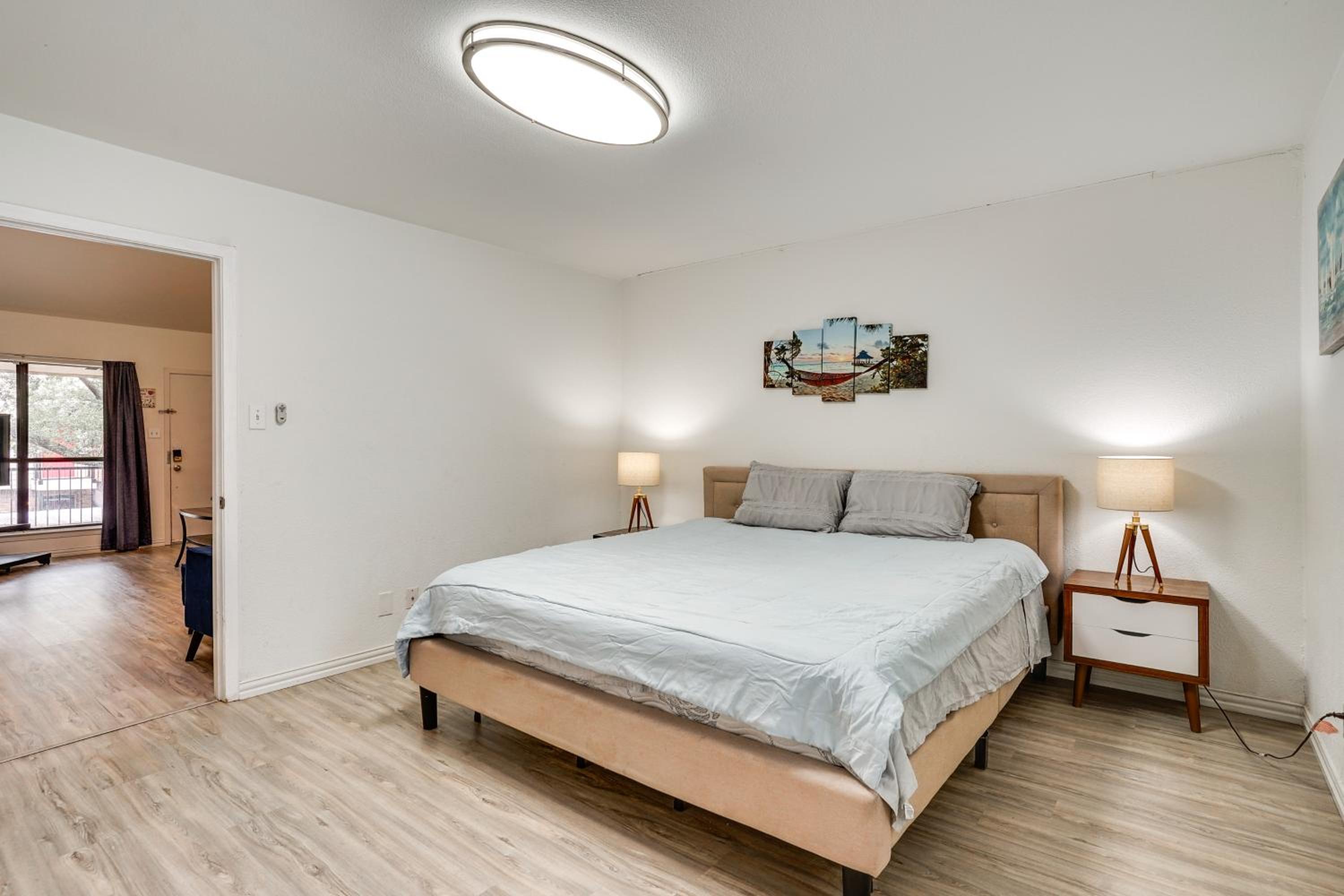 Unwind Fireside Condo 2 Mi to White Rock Lake!
