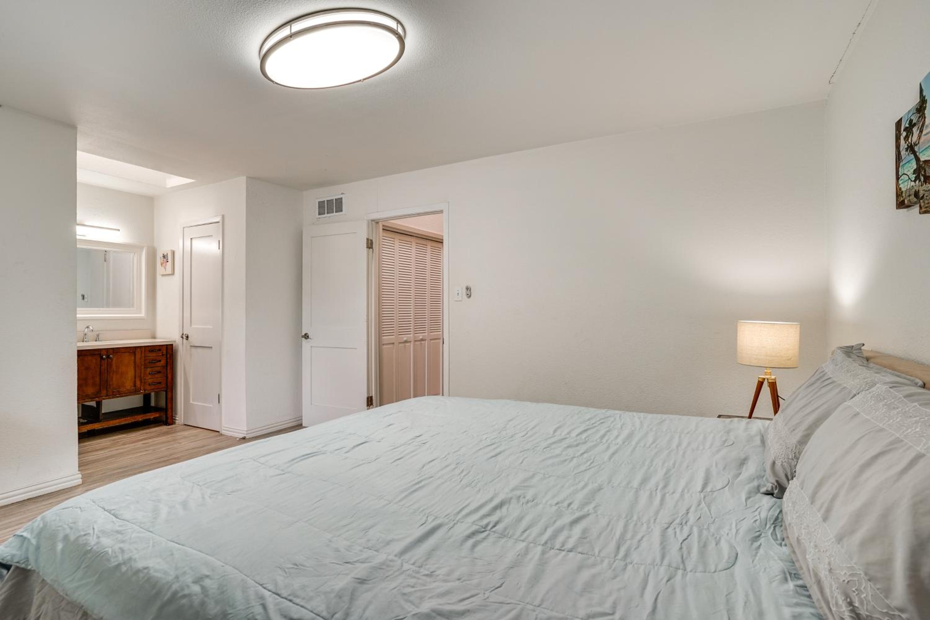 Unwind Fireside Condo 2 Mi to White Rock Lake!
