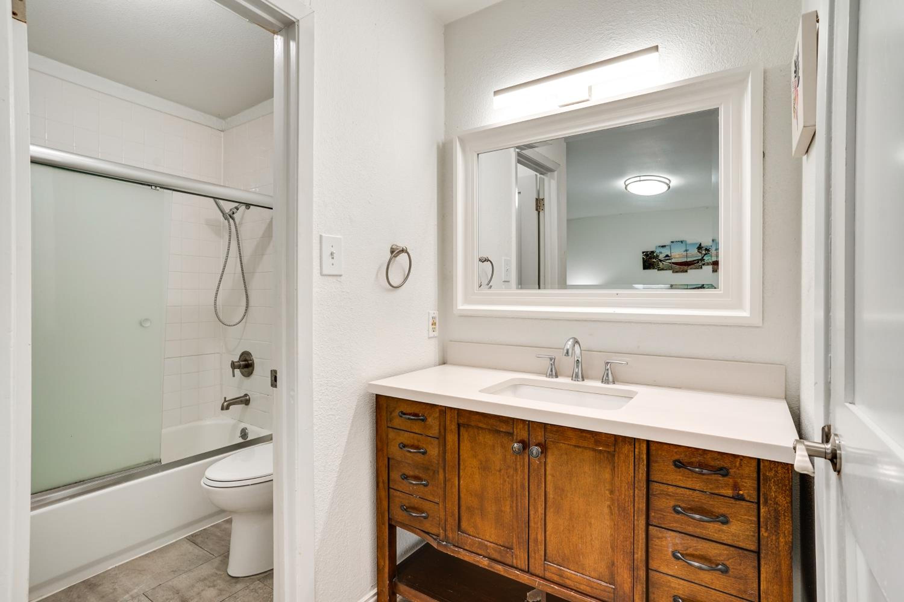 Unwind Fireside Condo 2 Mi to White Rock Lake!