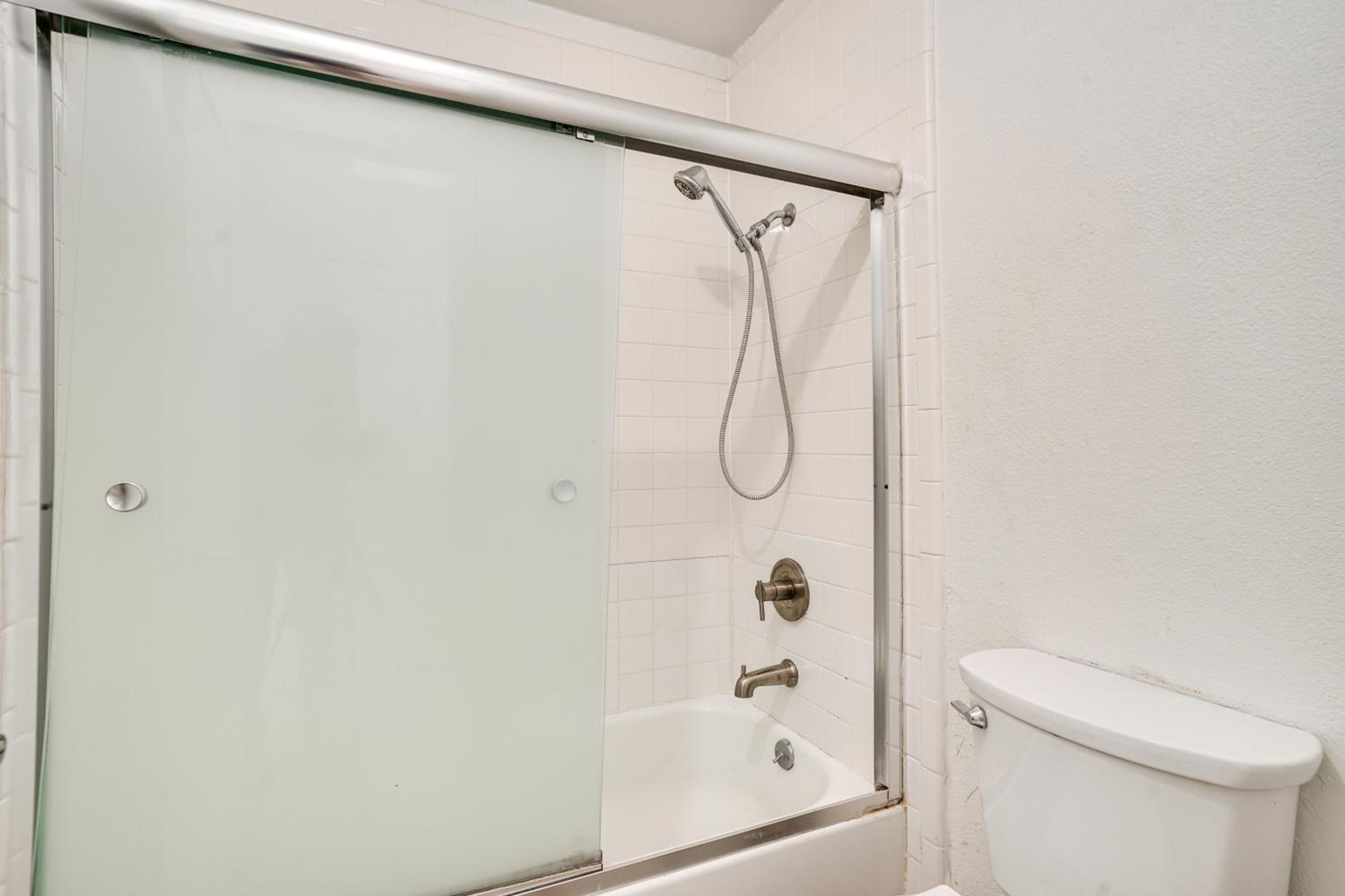 Unwind Fireside Condo 2 Mi to White Rock Lake!
