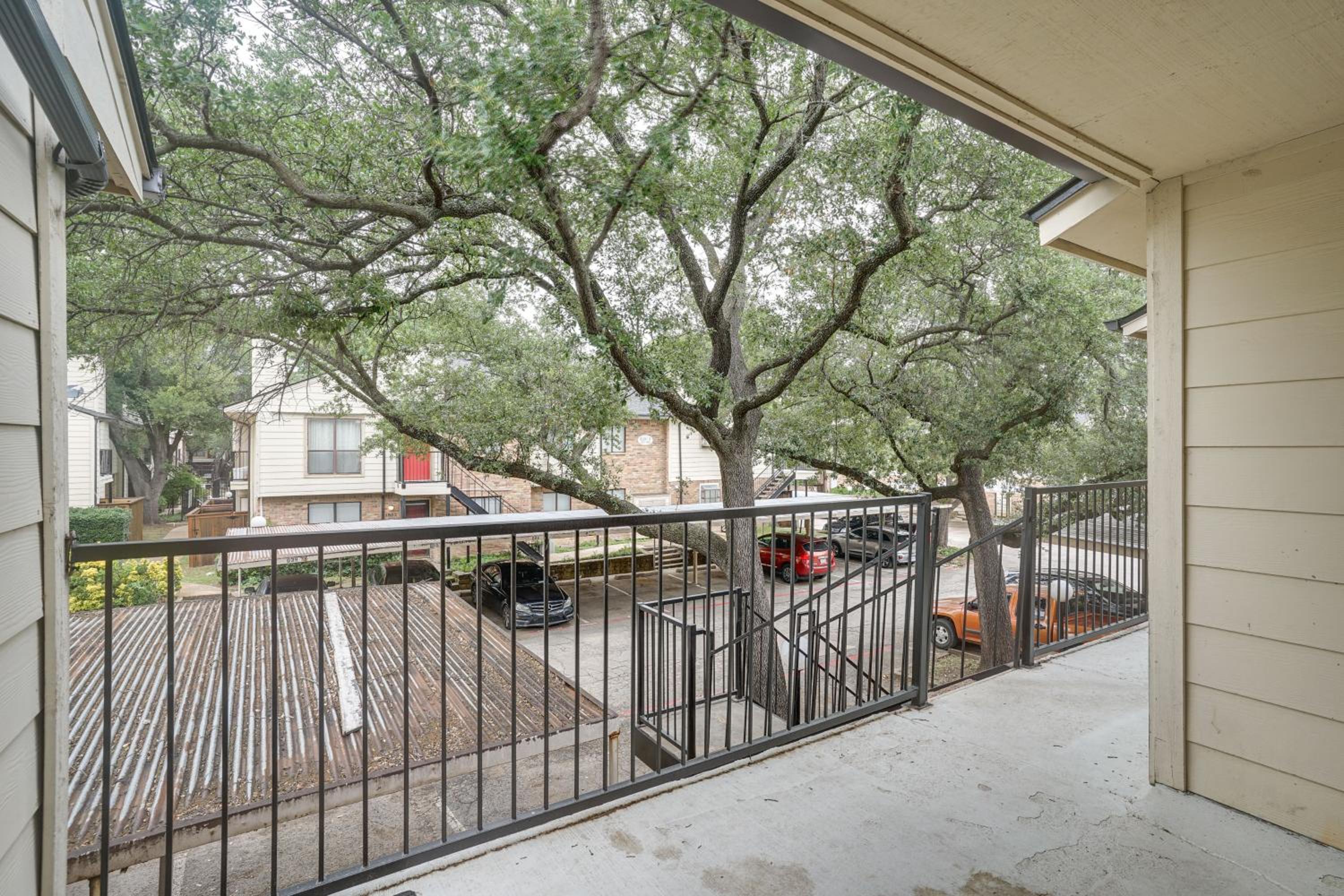 Unwind Fireside Condo 2 Mi to White Rock Lake!