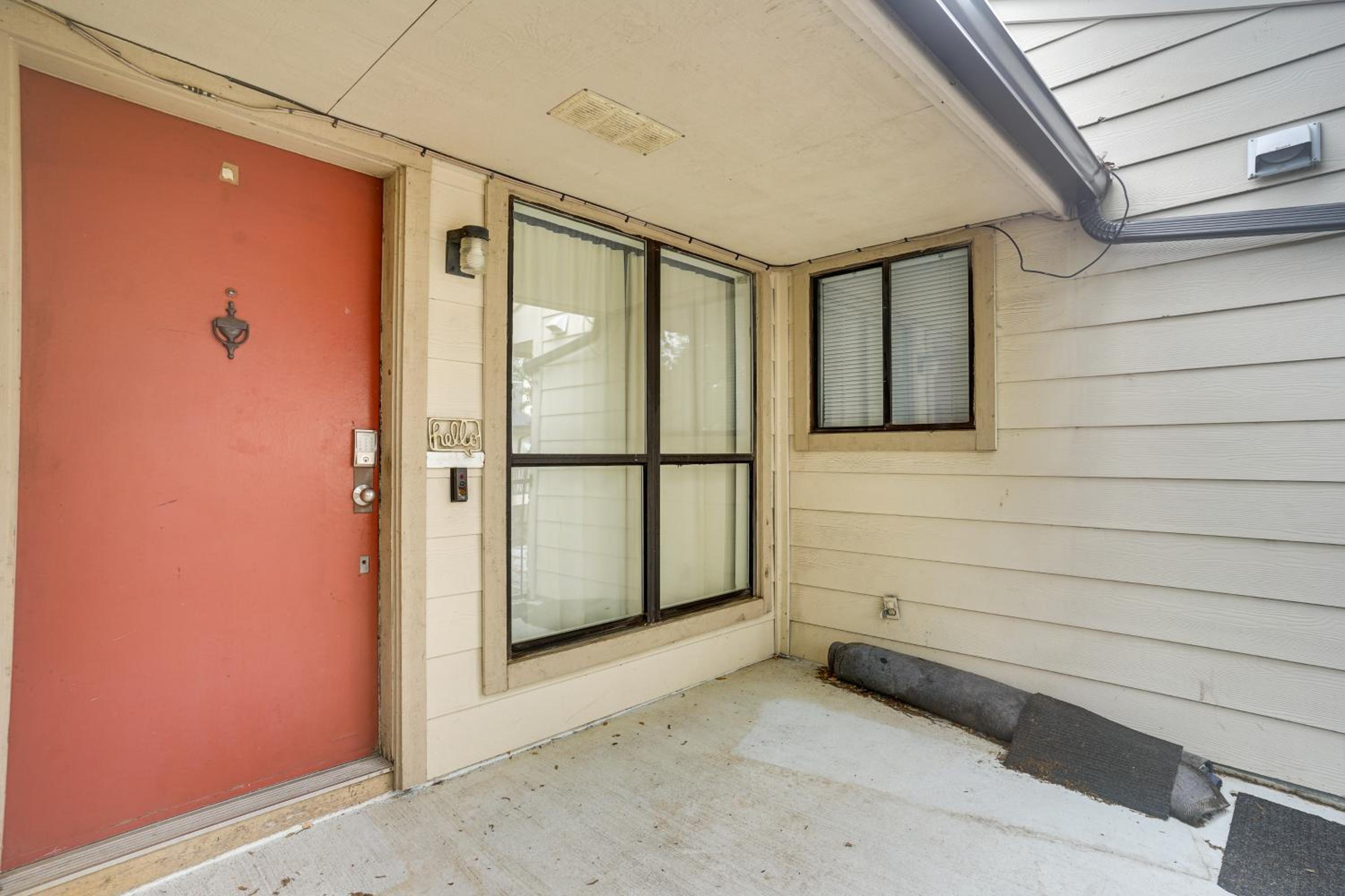 Unwind Fireside Condo 2 Mi to White Rock Lake!