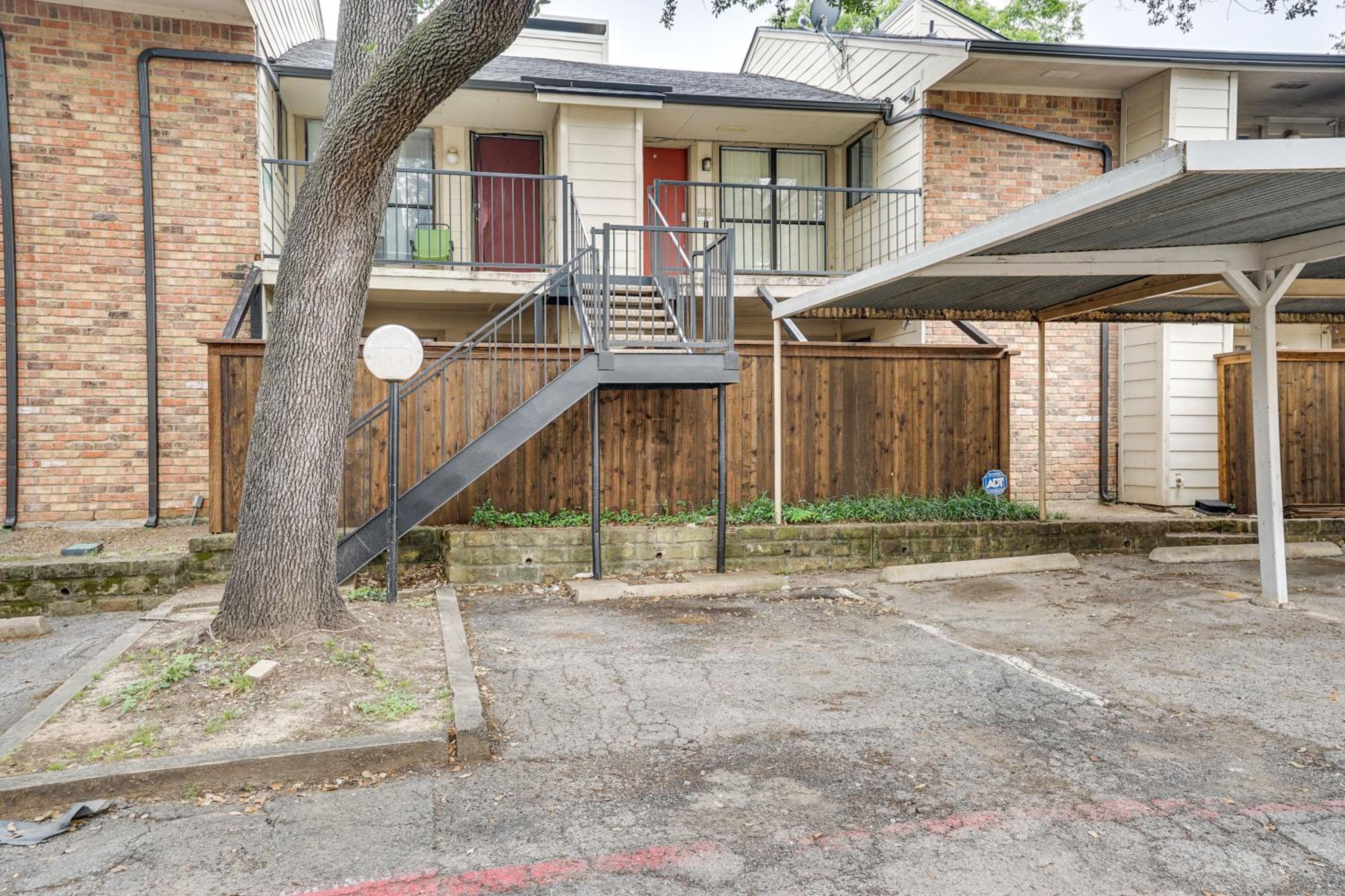 Unwind Fireside Condo 2 Mi to White Rock Lake!