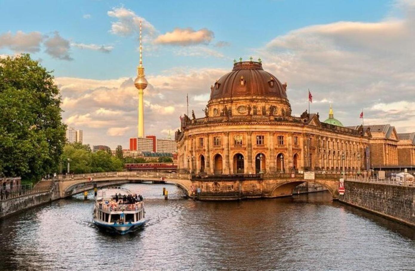 Urban Base Apartment for 9 in Berlin Mitte