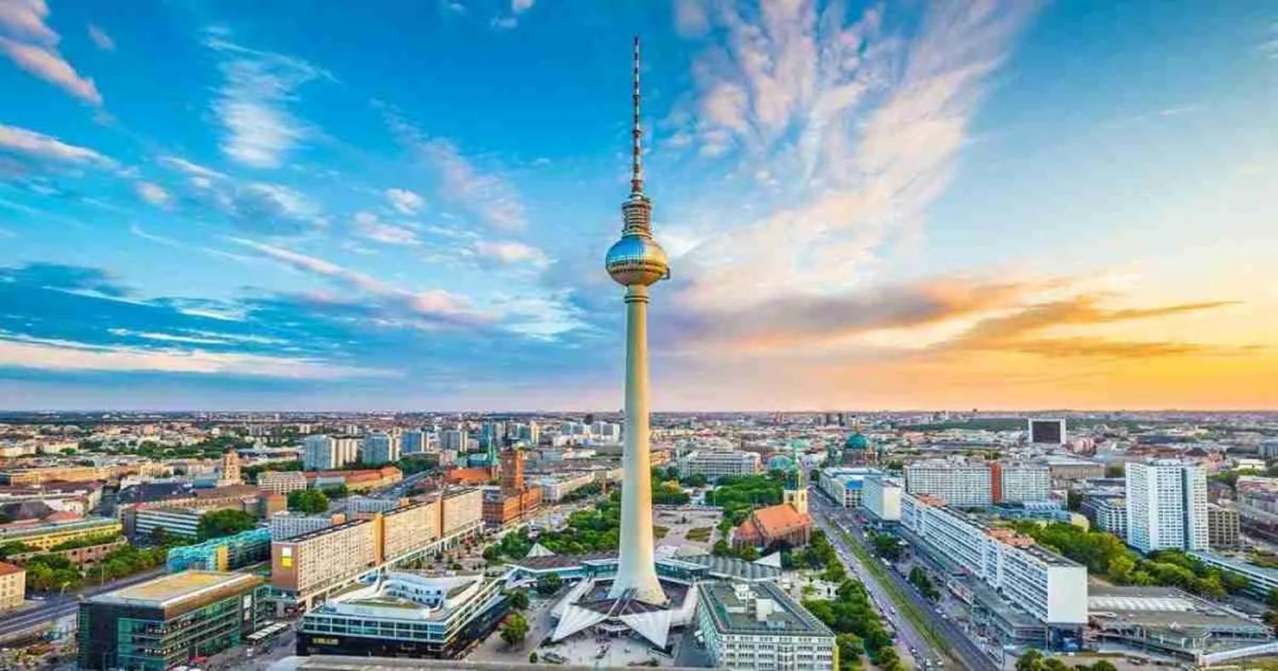 Urban Base Apartment for 9 in Berlin Mitte