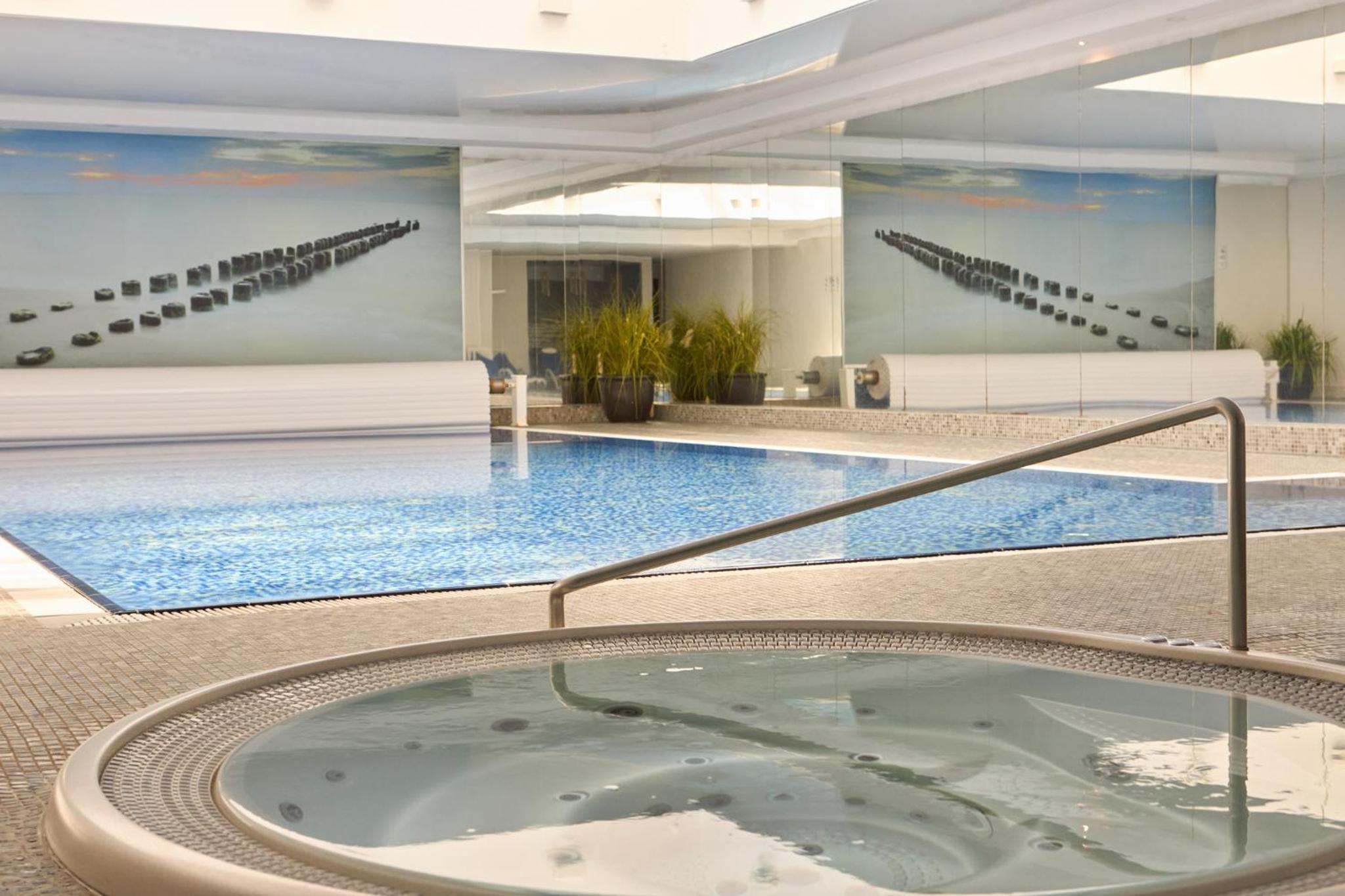 Waterlane River View Premium SPA, Pool & Gym by Downtown Apartments