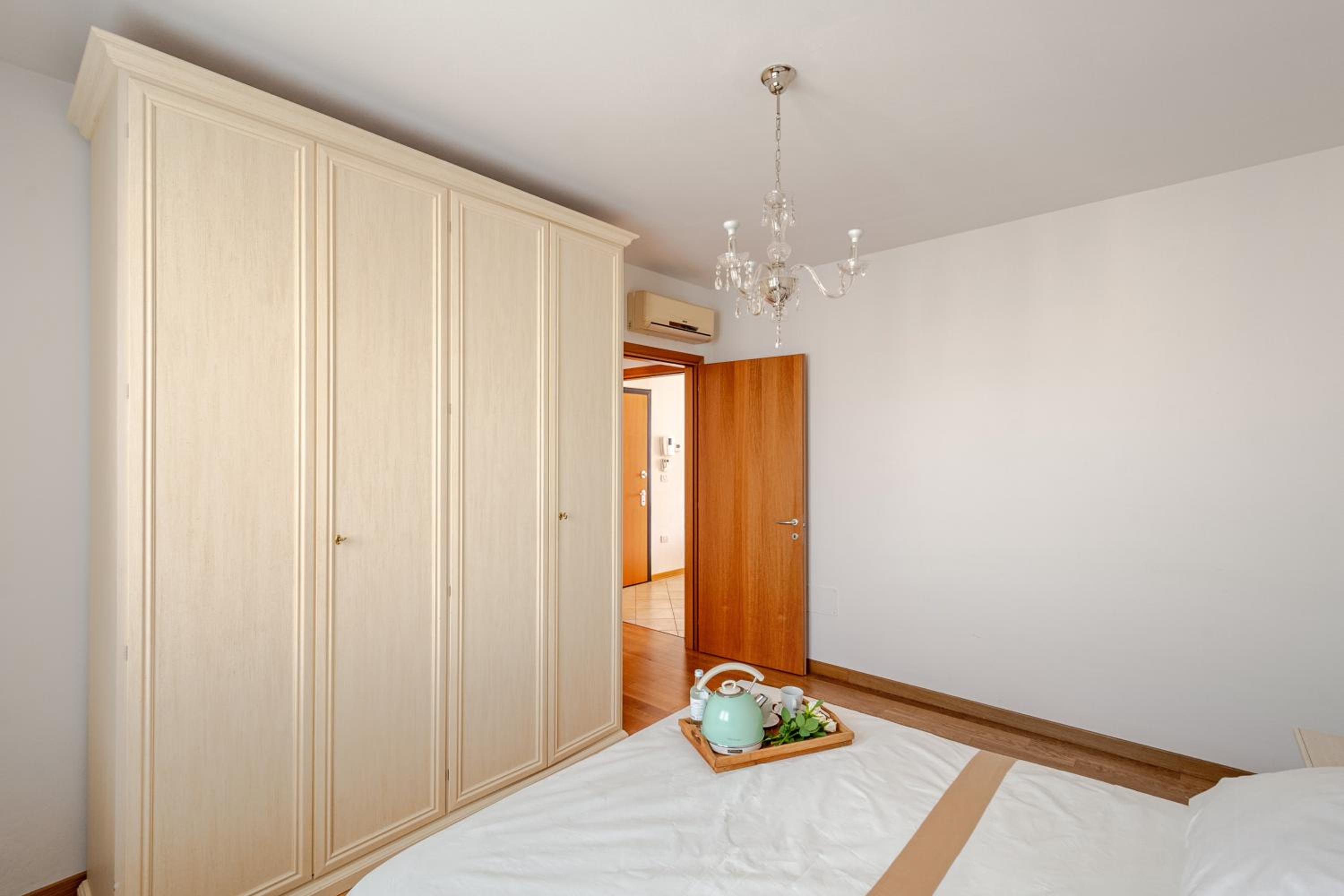 Spacious, Free private Parking, 2 bedrooms 2 bathrooms - Comfortable and Bright Apartment in Florence with Private Parking Garage - Just Few Minutes walkin