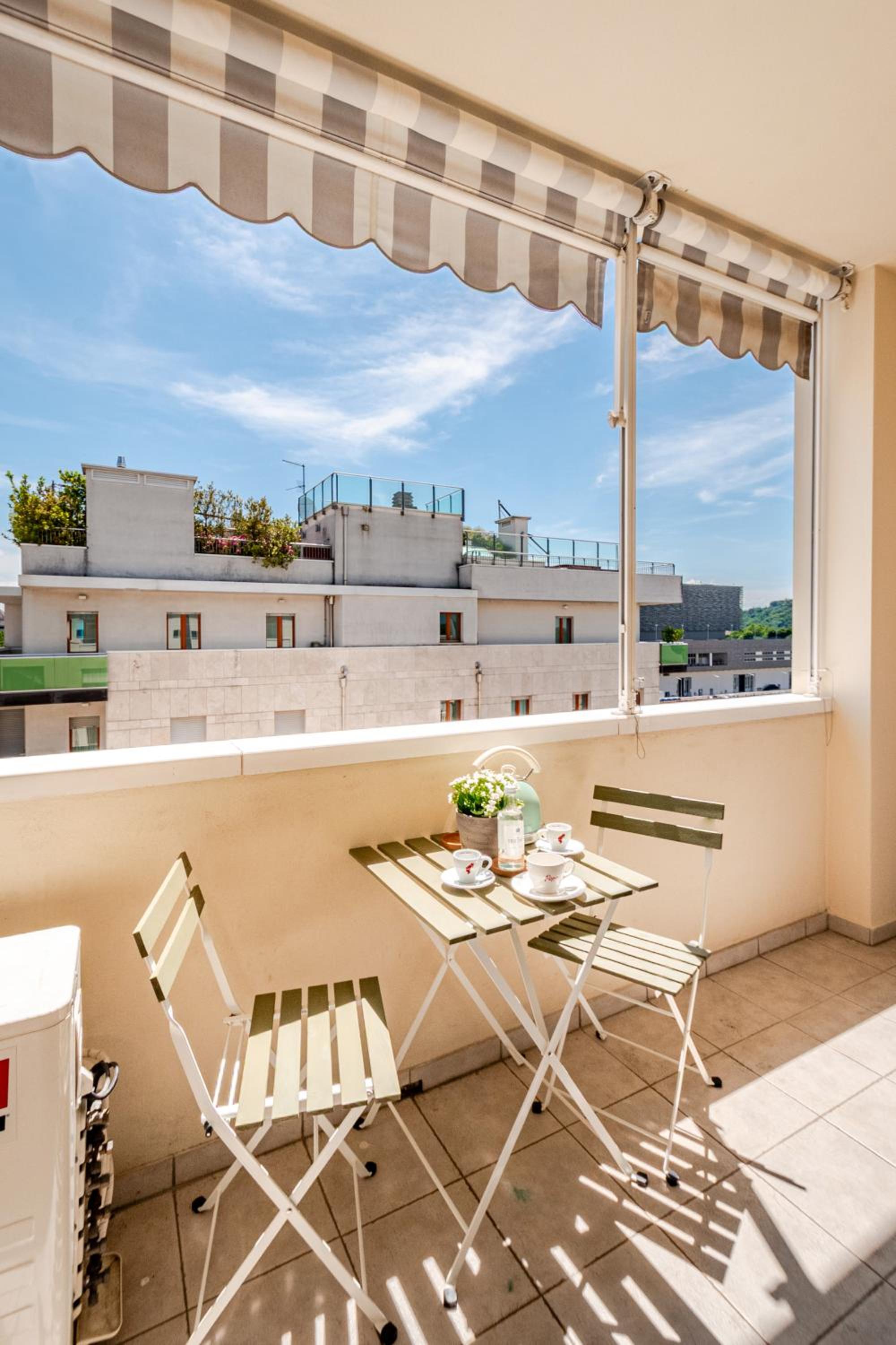 Spacious, Free private Parking, 2 bedrooms 2 bathrooms - Comfortable and Bright Apartment in Florence with Private Parking Garage - Just Few Minutes walkin