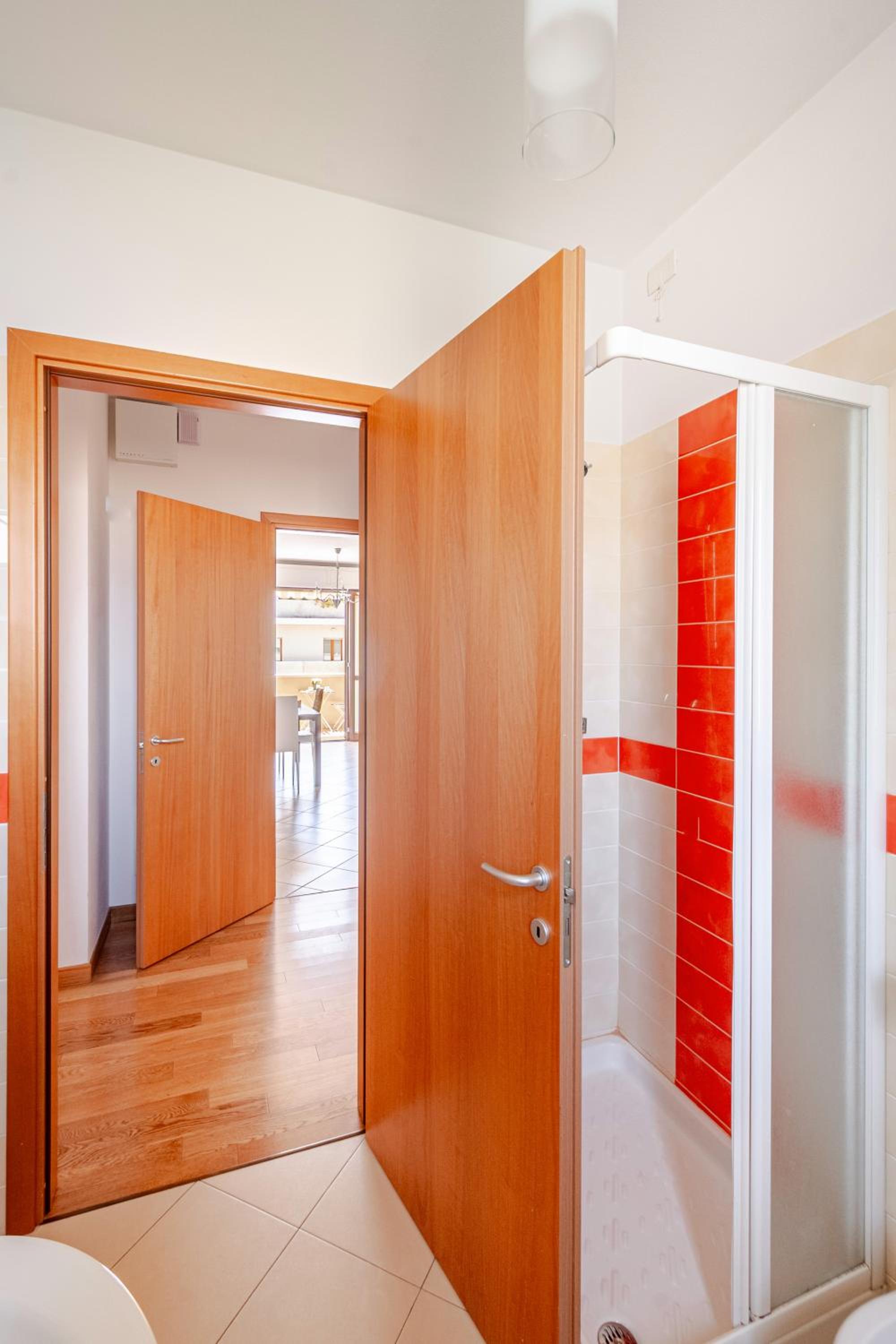 Spacious, Free private Parking, 2 bedrooms 2 bathrooms - Comfortable and Bright Apartment in Florence with Private Parking Garage - Just Few Minutes walkin