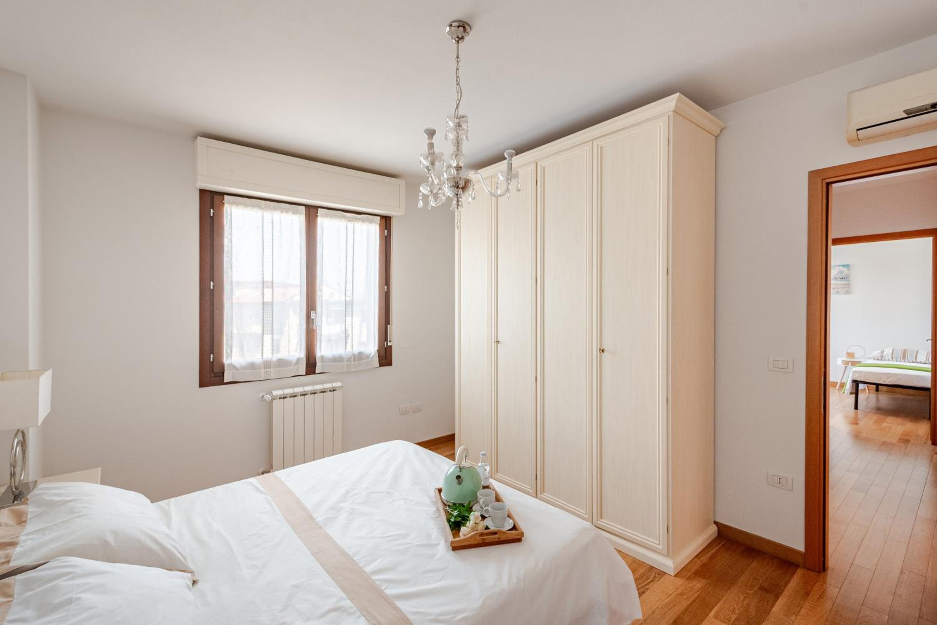 Spacious, Free private Parking, 2 bedrooms 2 bathrooms - Comfortable and Bright Apartment in Florence with Private Parking Garage - Just Few Minutes walkin