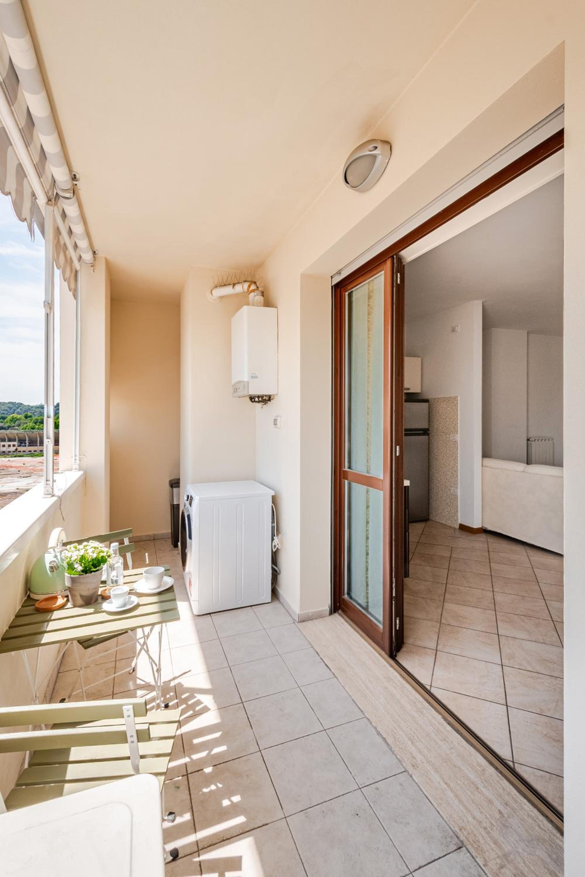Spacious, Free private Parking, 2 bedrooms 2 bathrooms - Comfortable and Bright Apartment in Florence with Private Parking Garage - Just Few Minutes walkin