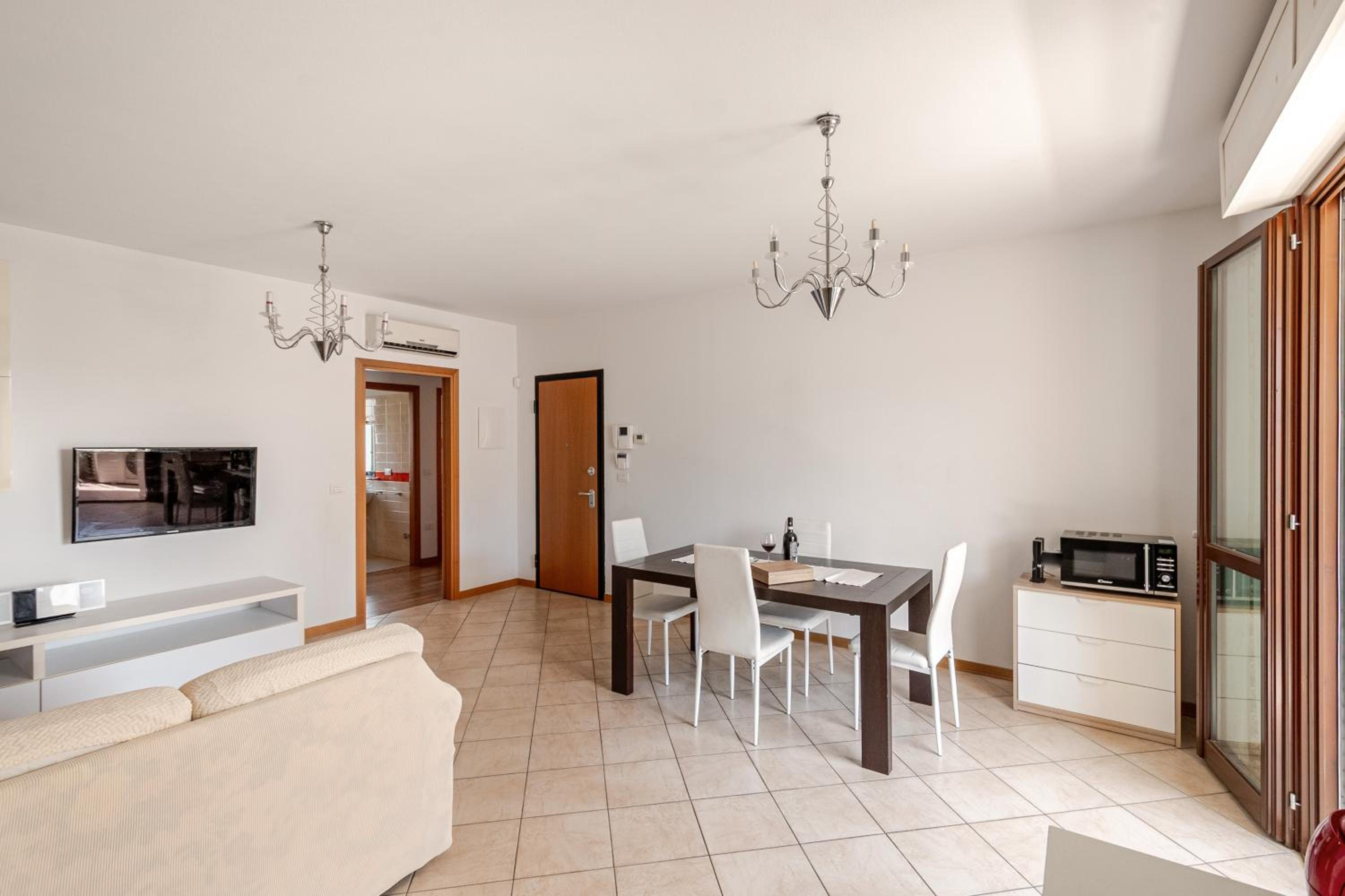 Spacious, Free private Parking, 2 bedrooms 2 bathrooms - Comfortable and Bright Apartment in Florence with Private Parking Garage - Just Few Minutes walkin