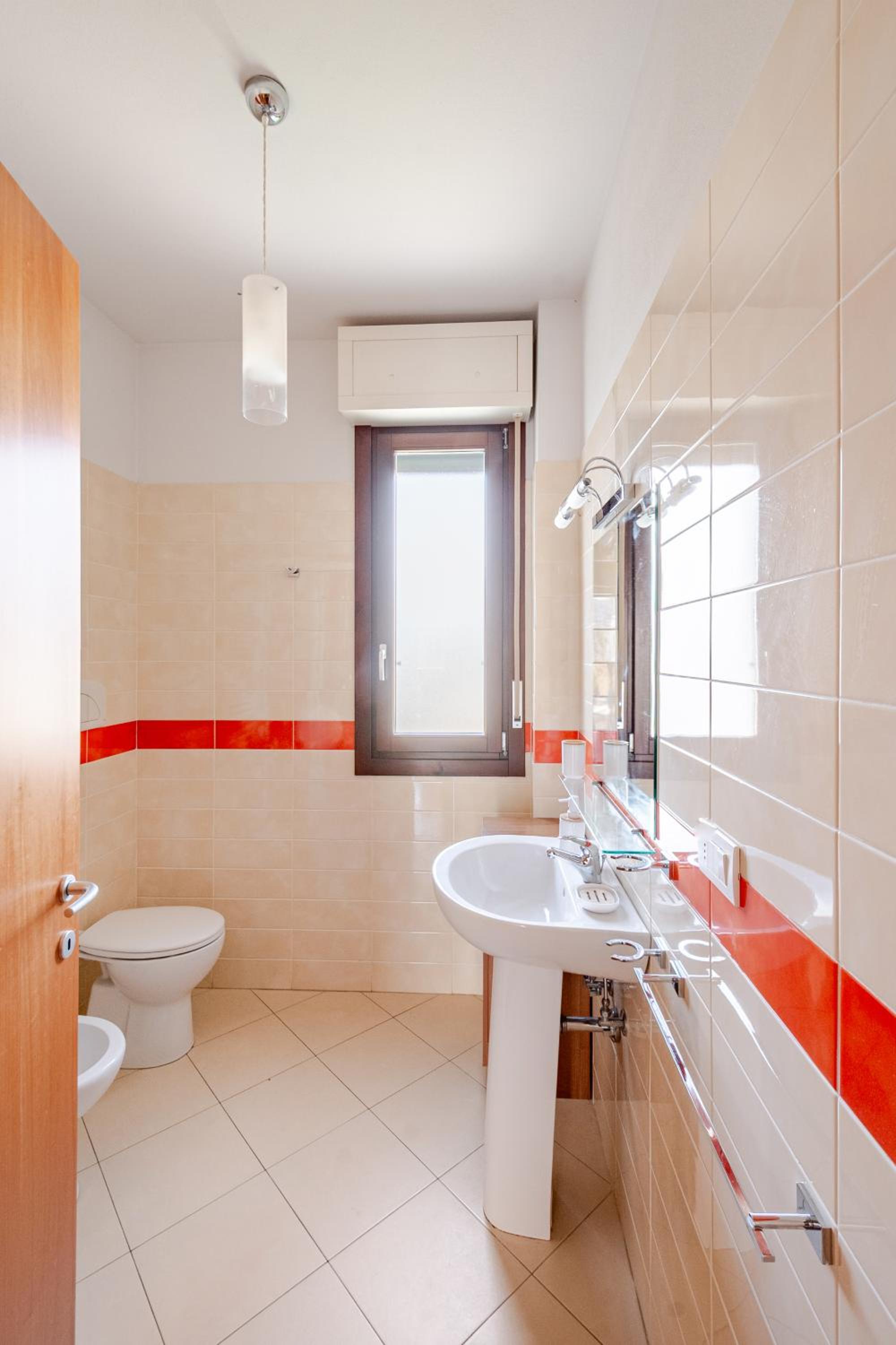 Spacious, Free private Parking, 2 bedrooms 2 bathrooms - Comfortable and Bright Apartment in Florence with Private Parking Garage - Just Few Minutes walkin
