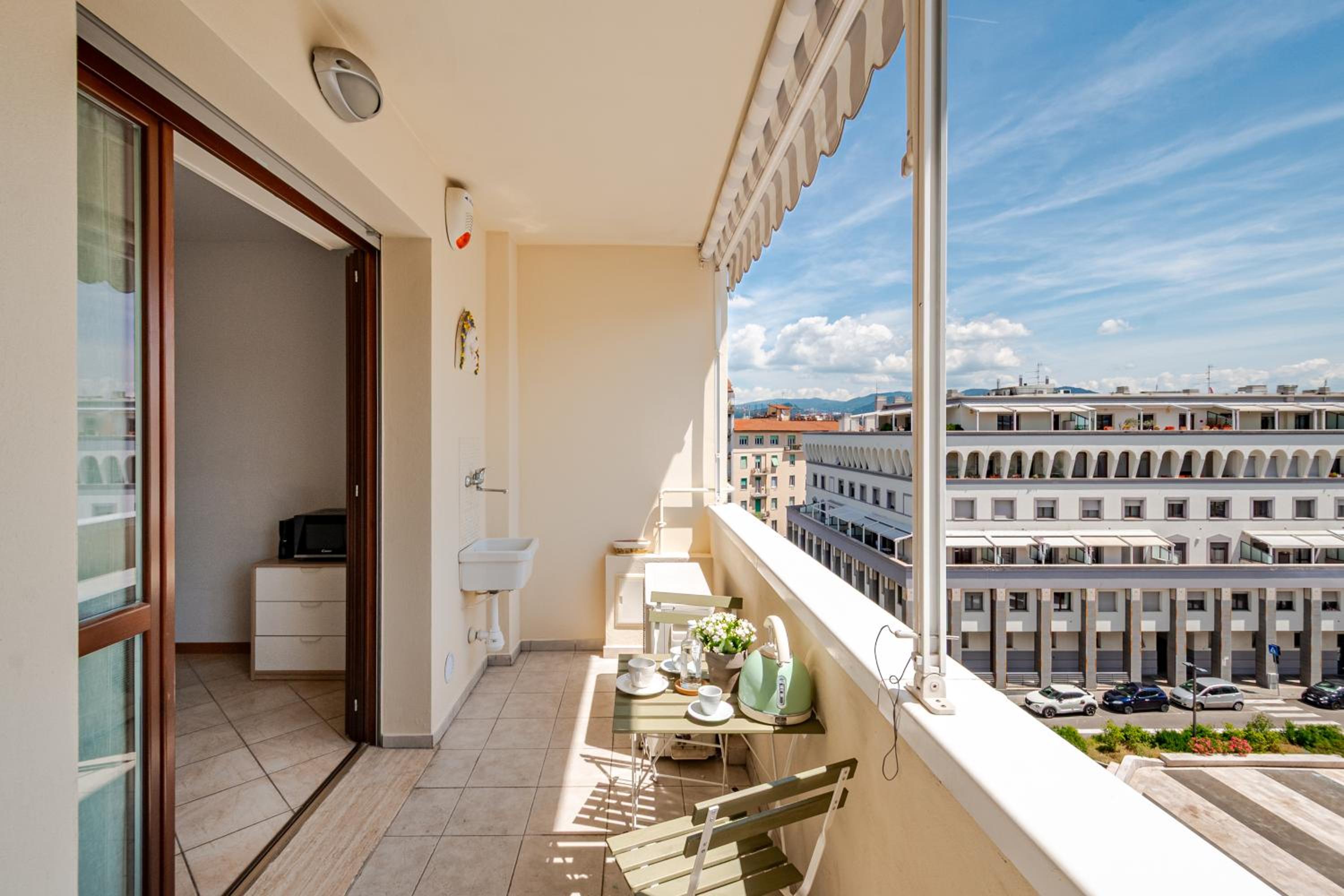 Spacious, Free private Parking, 2 bedrooms 2 bathrooms - Comfortable and Bright Apartment in Florence with Private Parking Garage - Just Few Minutes walkin