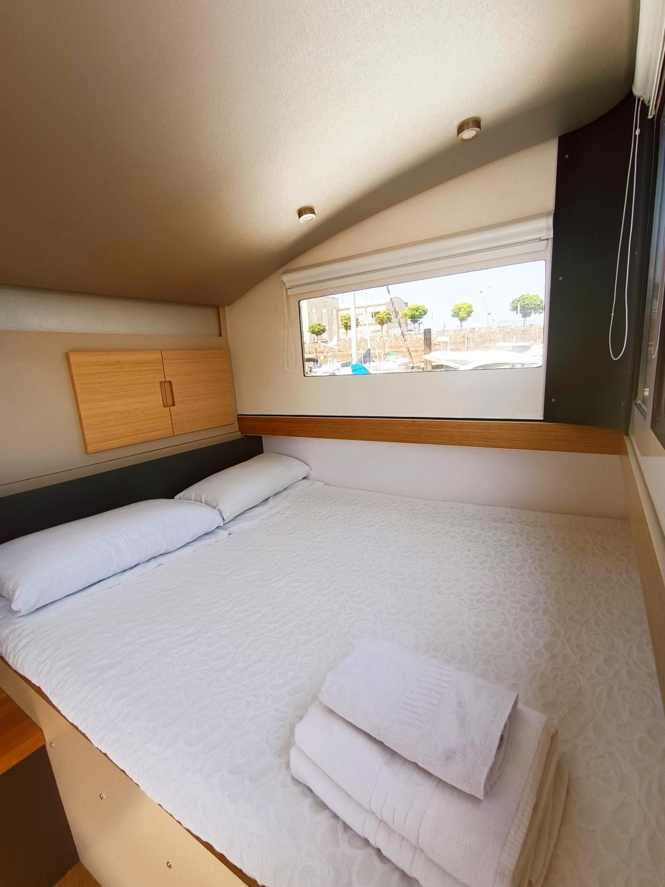 Casa Flotante en el Centro de Vigo - Different Charter