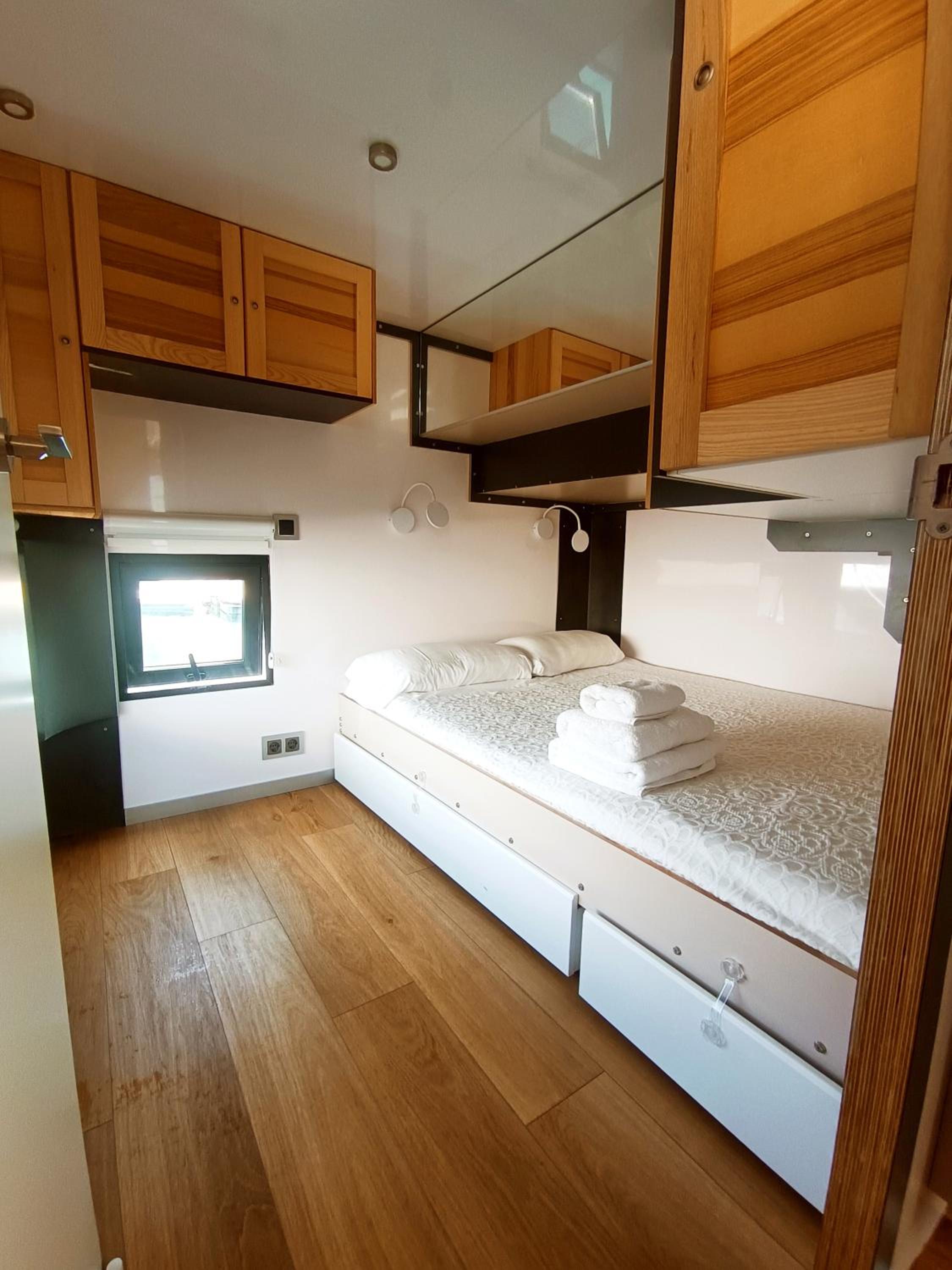 Casa Flotante en el Centro de Vigo - Different Charter