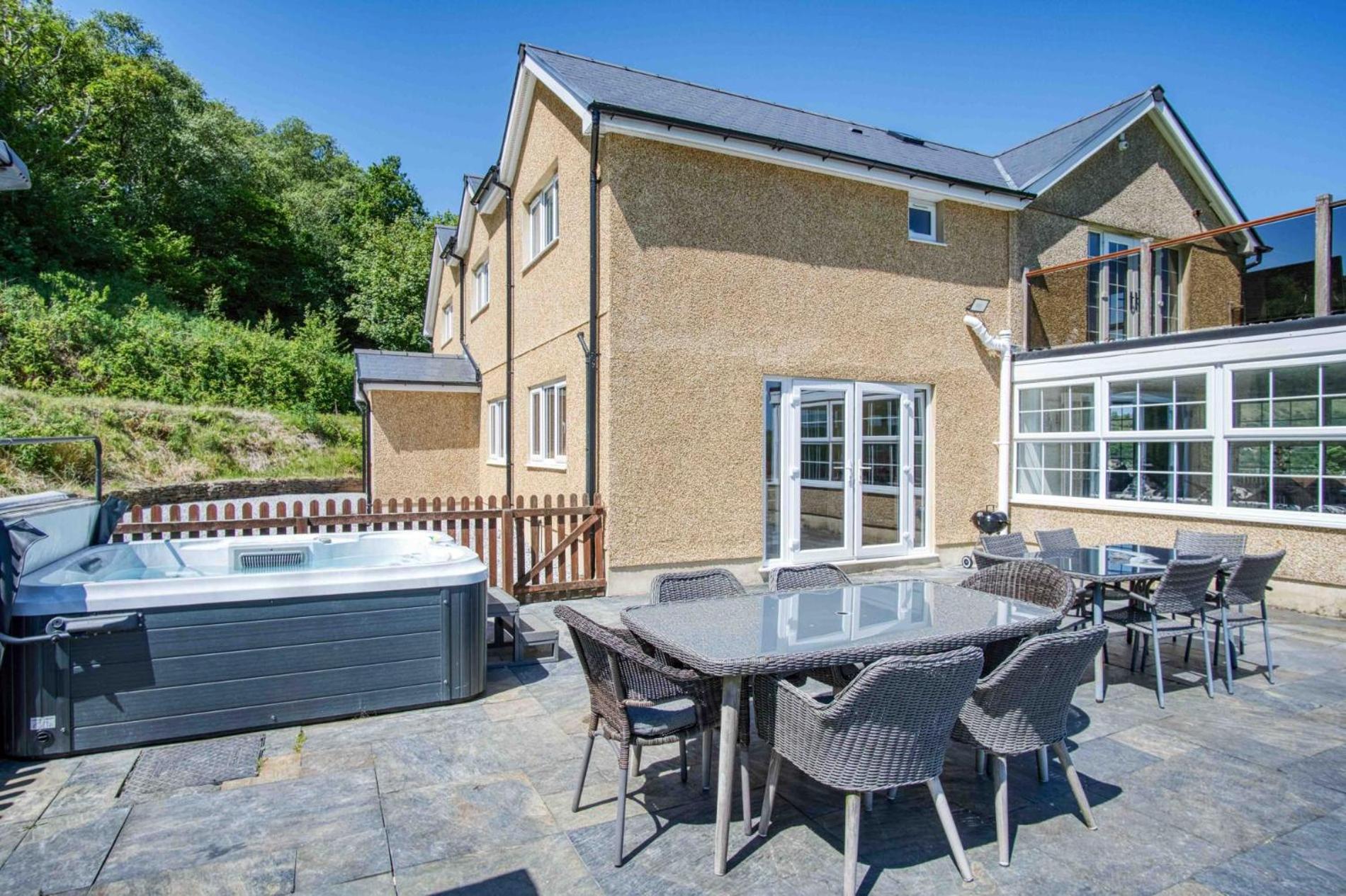 Hopkins Retreat Farm - 5 Bedroom House - Swansea