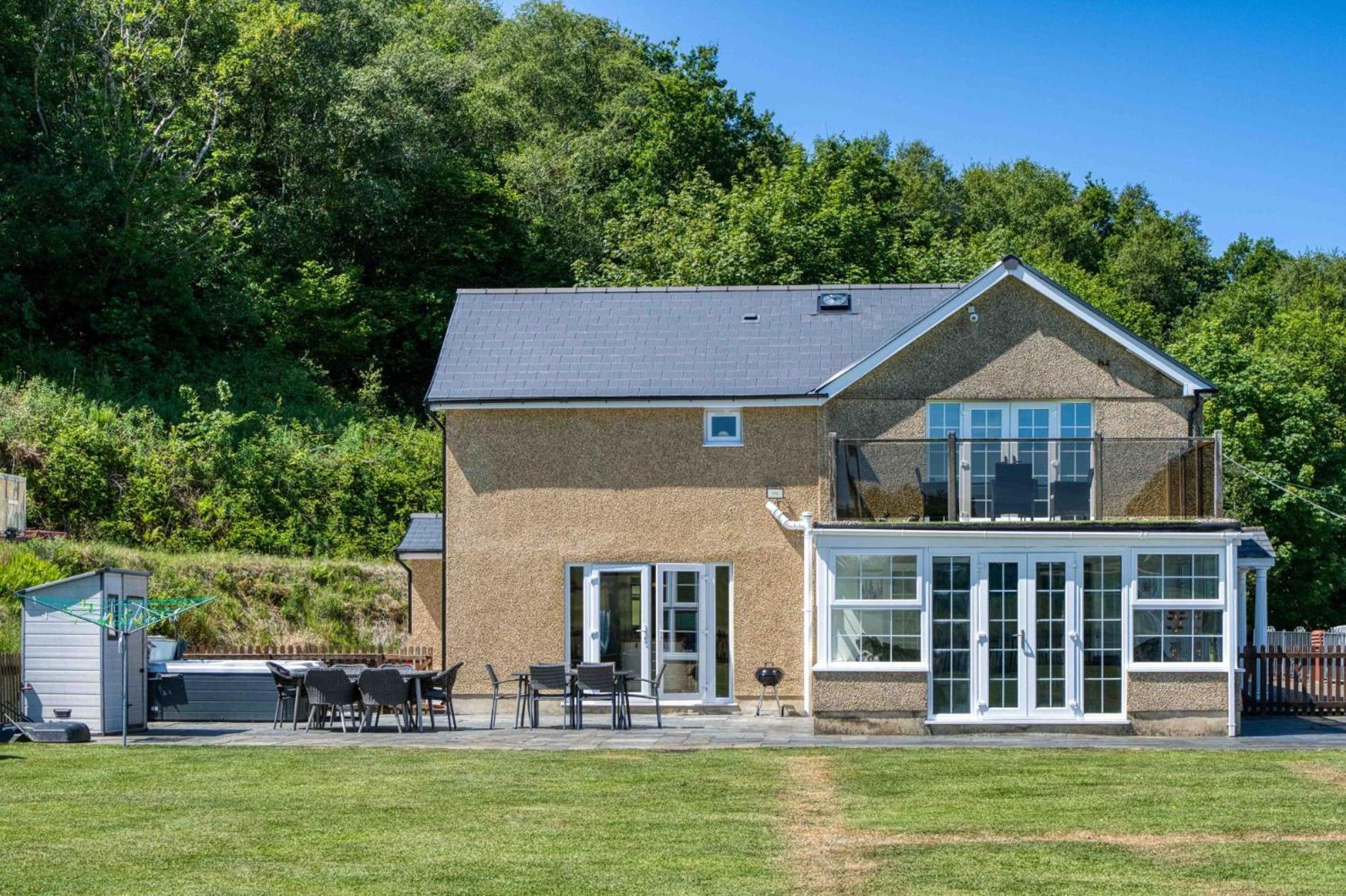 Hopkins Retreat Farm - 5 Bedroom House - Swansea