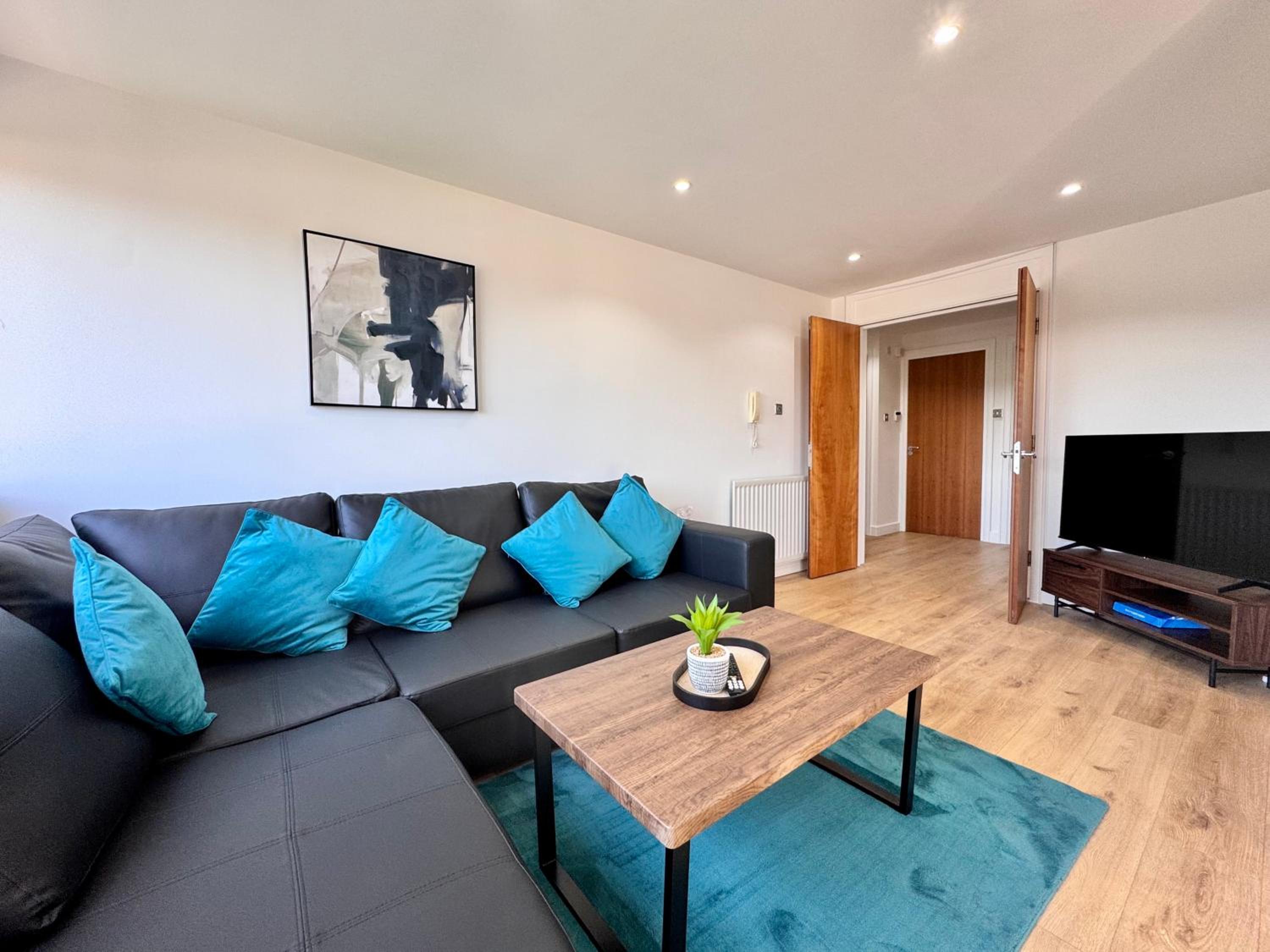 Swan Apartments 2B - Perfect for Relocations by Week2Week