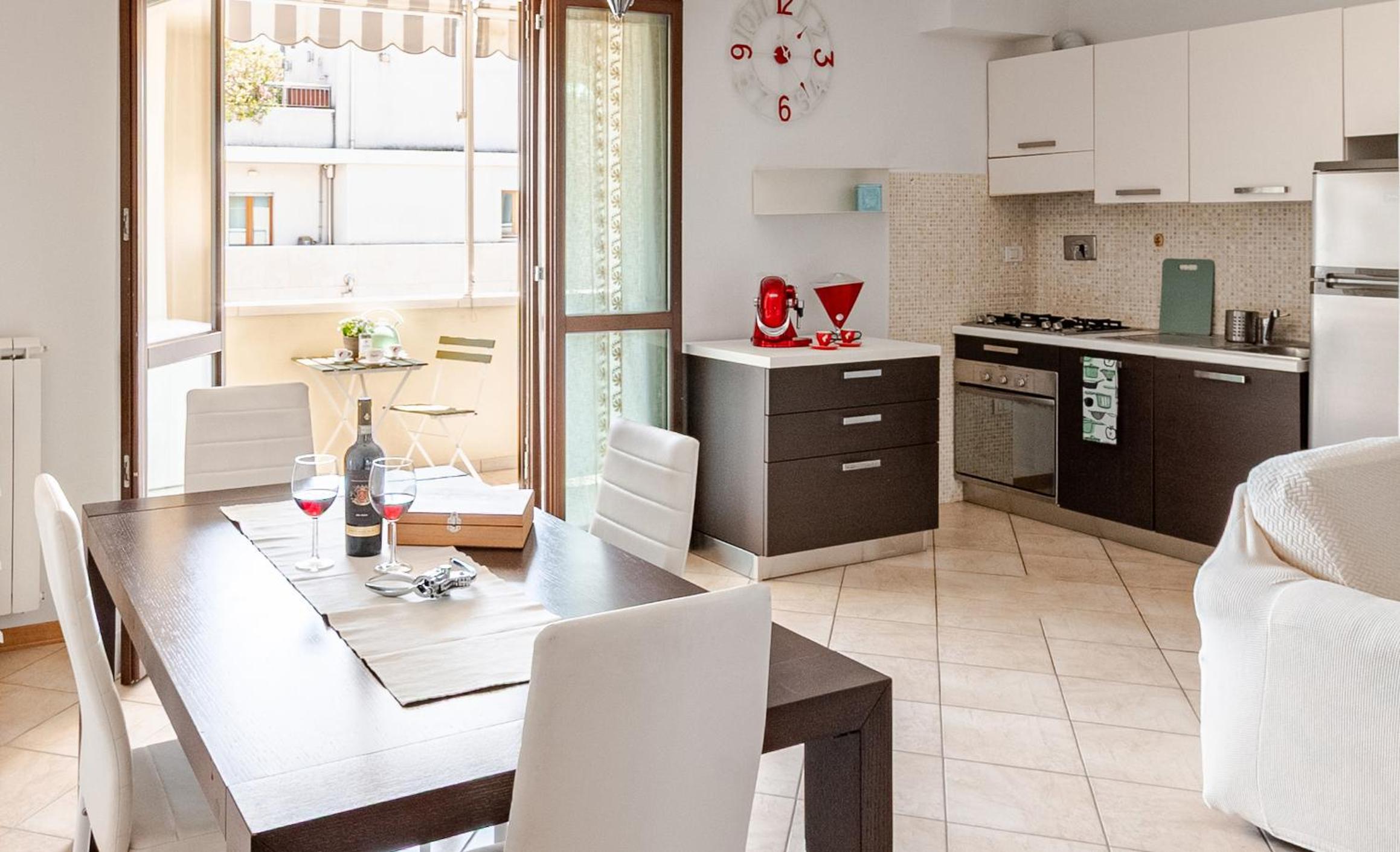 Spacious, Free private Parking, 2 bedrooms 2 bathrooms - Comfortable and Bright Apartment in Florence with Private Parking Garage - Just Few Minutes walkin