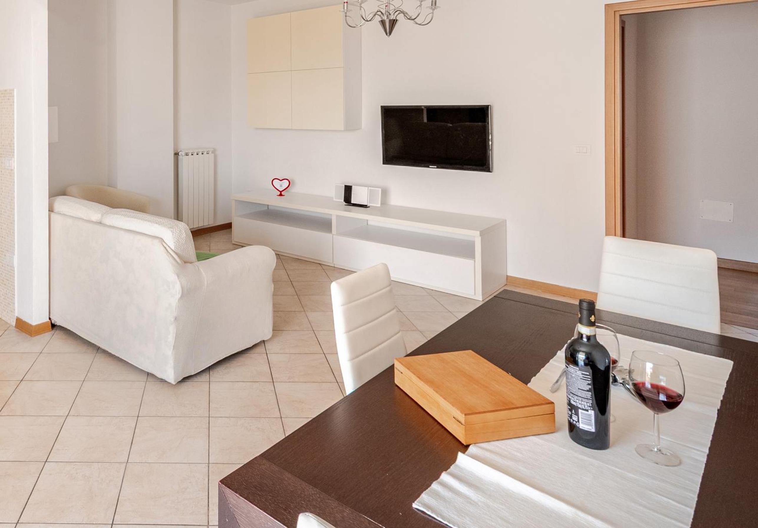 Spacious, Free private Parking, 2 bedrooms 2 bathrooms - Comfortable and Bright Apartment in Florence with Private Parking Garage - Just Few Minutes walkin