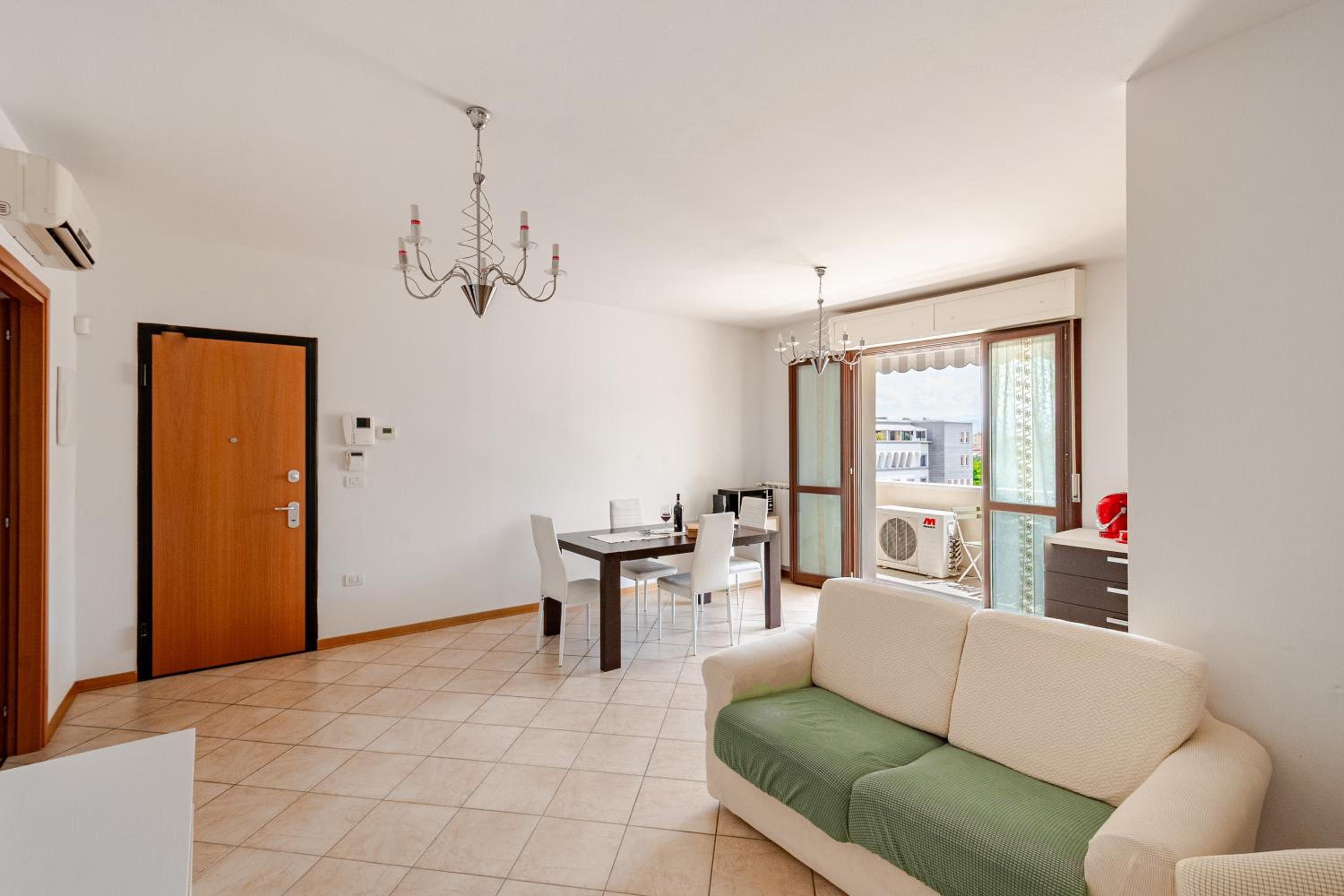 Spacious, Free private Parking, 2 bedrooms 2 bathrooms - Comfortable and Bright Apartment in Florence with Private Parking Garage - Just Few Minutes walkin